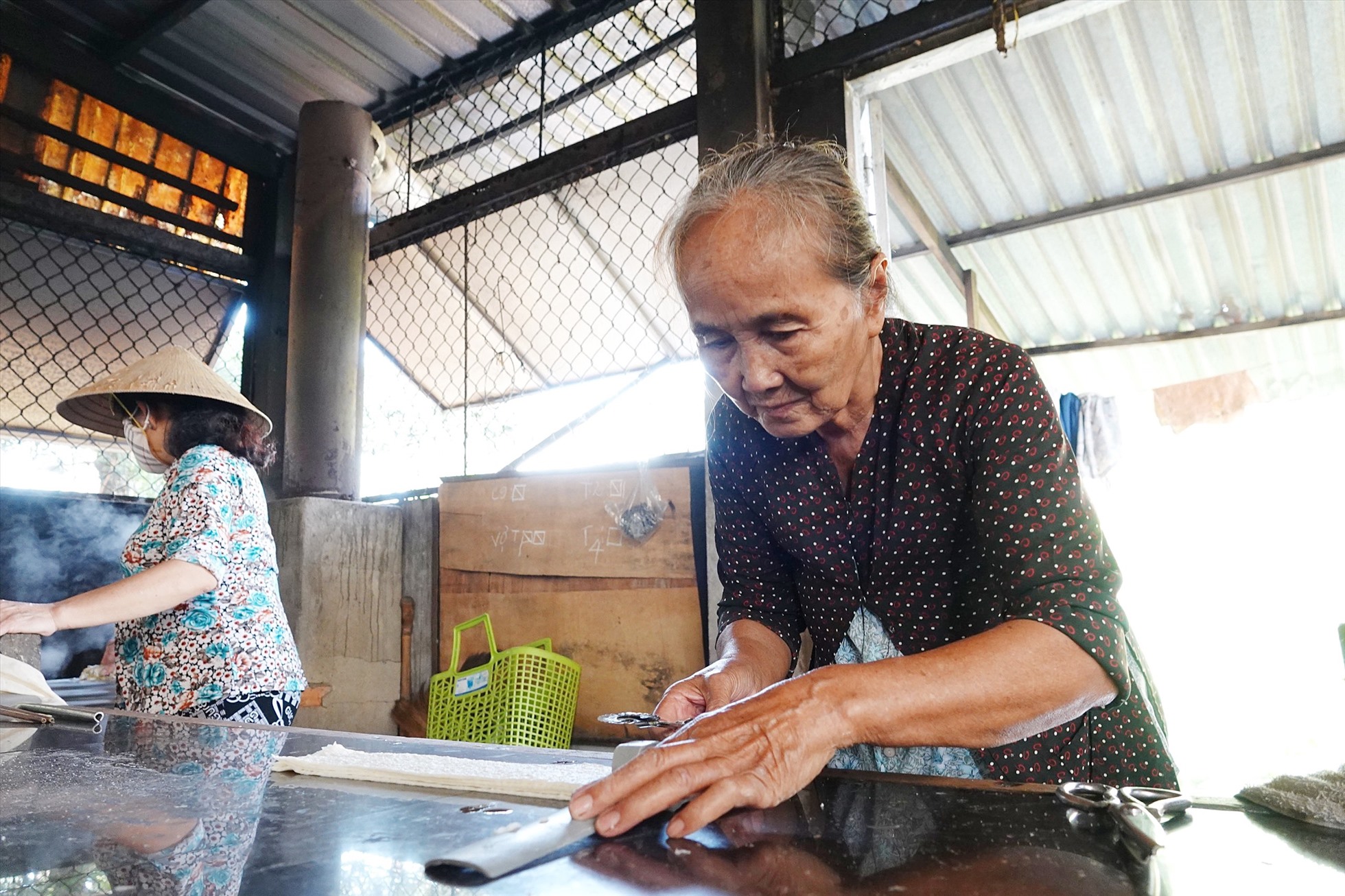 Tính đến nay, bà Hoa đã có thâm niên gần 50 năm trong việc sản xuất bánh phồng tôm. Từ việc phụ giúp mẹ các công đoạn làm bánh, dưới sự chỉ dạy tận tình của mẹ, bà đã lĩnh hội những tinh túy của nghề. Và hiện tại, con của bà cũng đang nối nghề làm bánh của mẹ và bà ngoại.