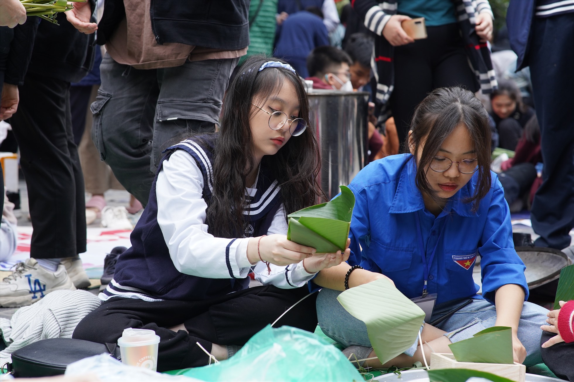 Học sinh Trường THCS&THPT Lương Thế Vinh (Cầu Giấy, Hà Nội) được tự tay gói bánh trưng ngay tại sân trường. Ảnh: Nhà trường cung cấp
