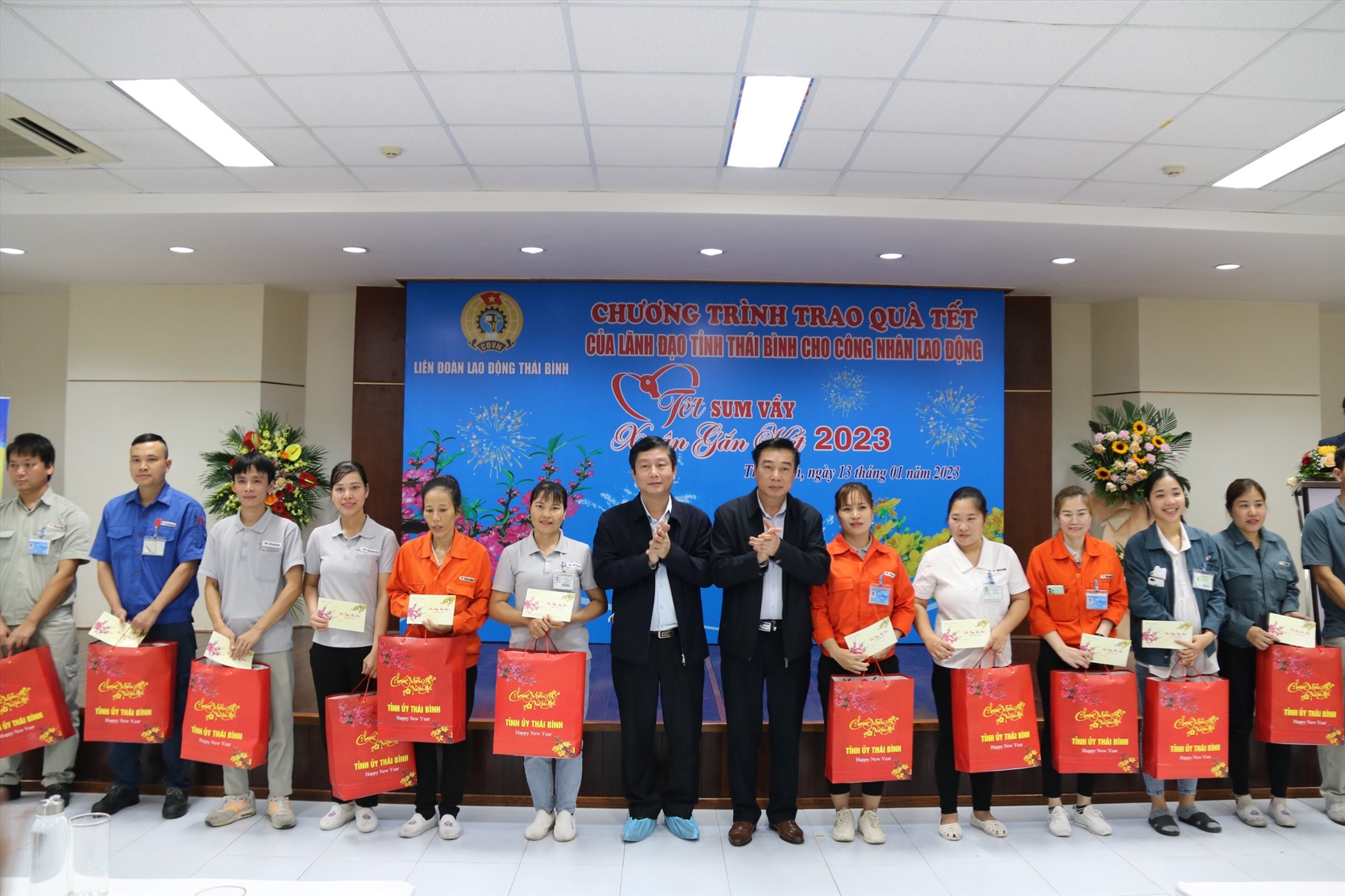 Lãnh đạo Ban Dân Vận tỉnh ủy, Ủy Ban MTTQ Việt Nam tỉnh trao quà động viên công nhân lao động. Ảnh: Bá Mạnh