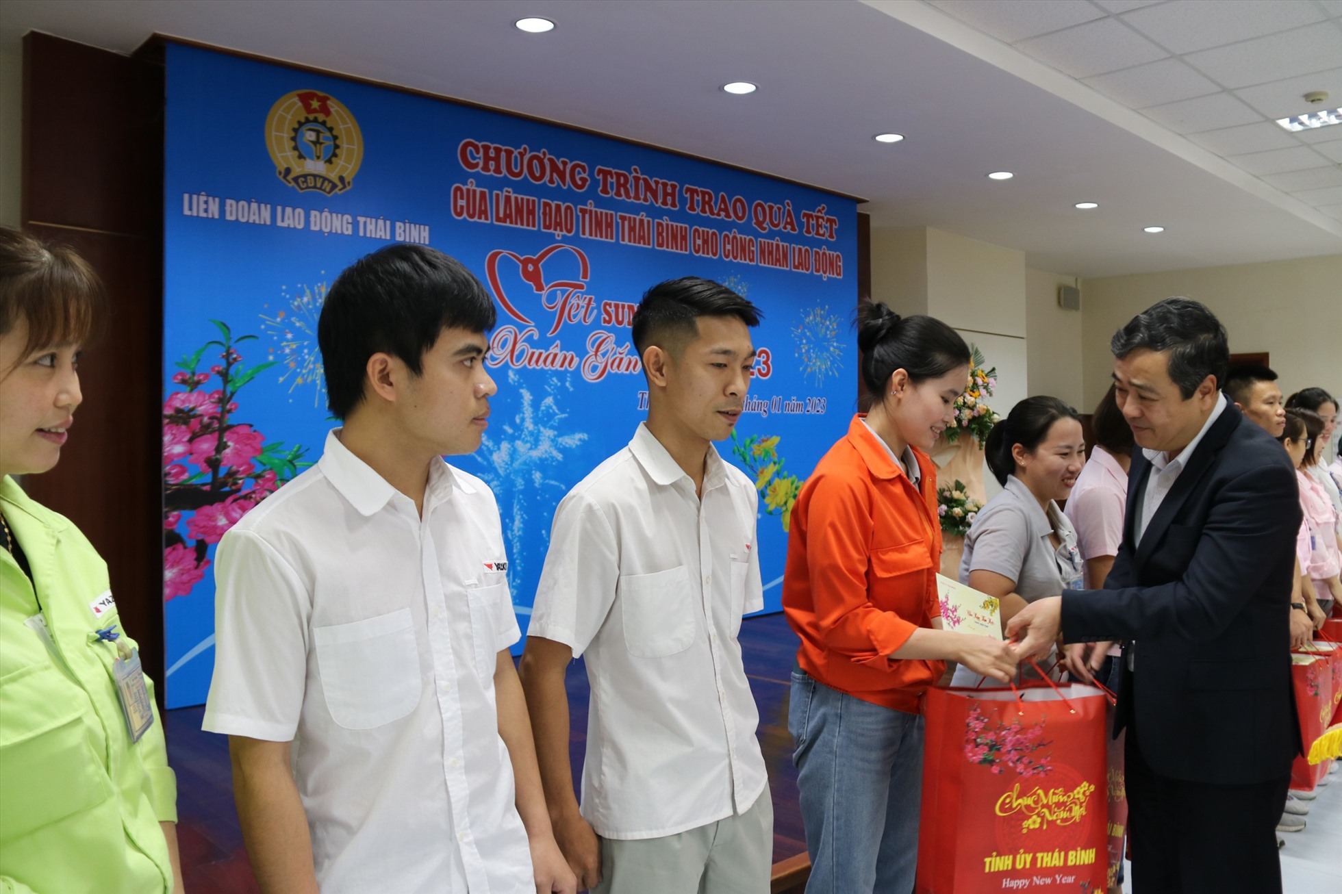 Công nhân lao động được nhận quà Tết của Ủy viên BCH Trung ương đảng; Bí Thư tỉnh ủy Thái Bình. Ảnh: Bá Mạnh