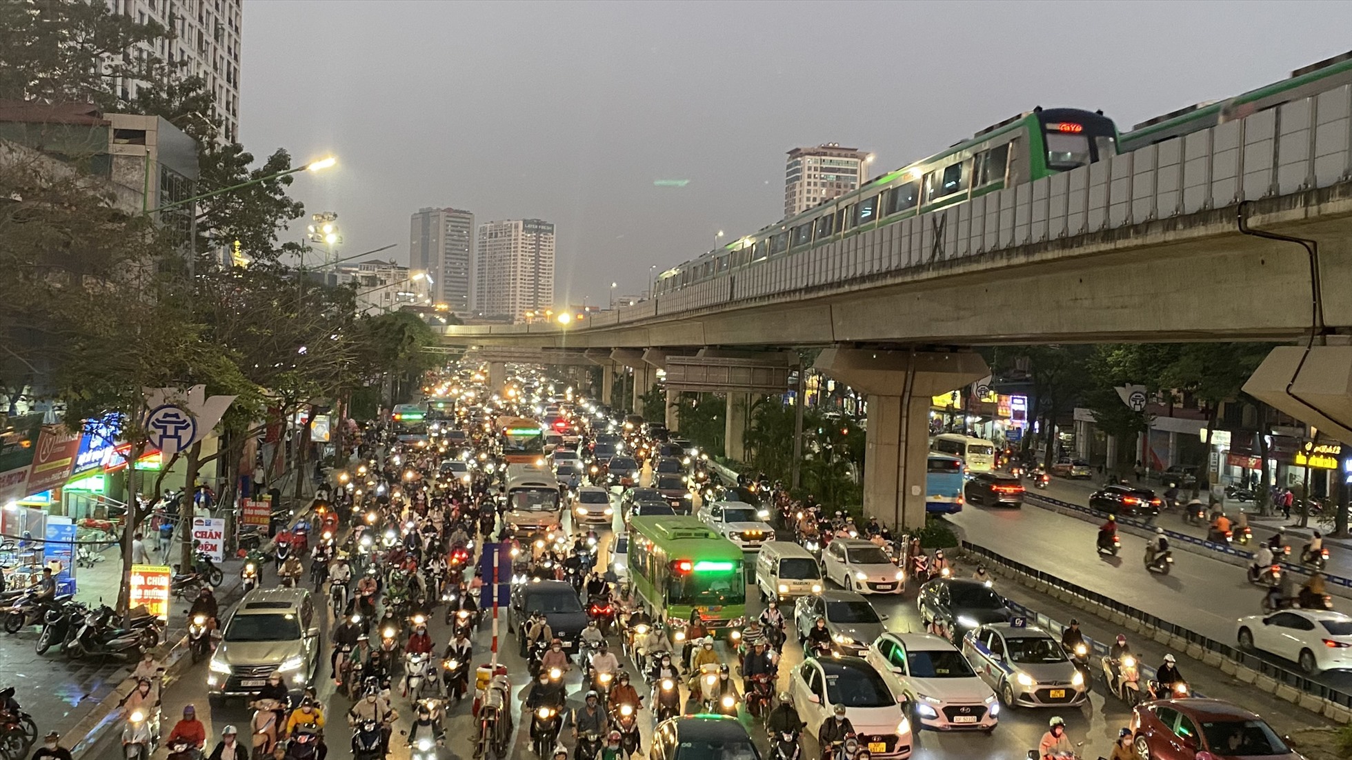 Vào khoảng 17h, tại tuyến đường Nguyễn Trãi các phương tiện đổ về ngày càng đông khiến giao thông trở nên tắc nghẽn.