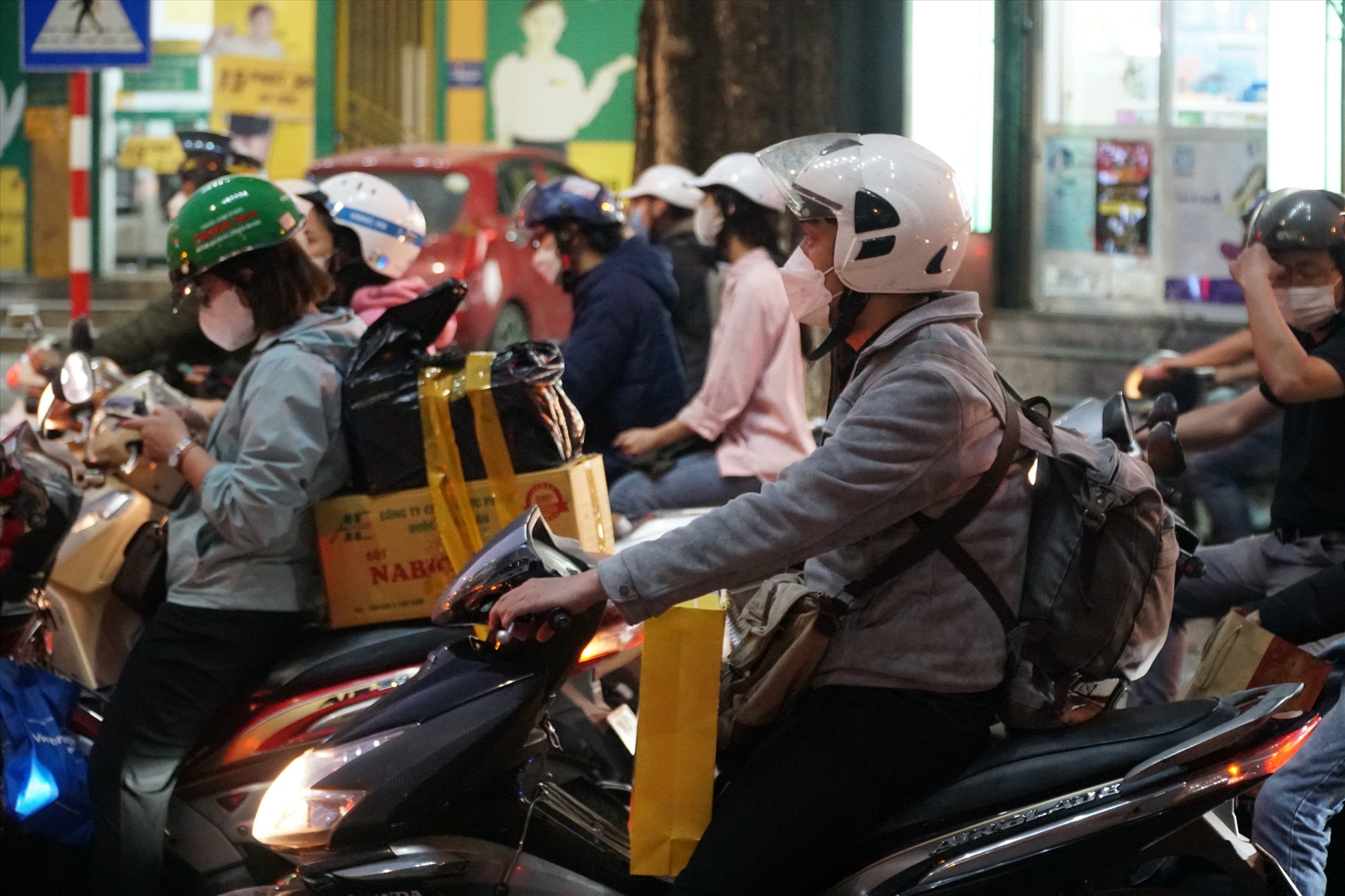Lúc 18h30, tại đường Nguyễn Ngọc Vũ, dòng người nối đuôi nhau về quê trong tình trạng giao thông ùn tắc.