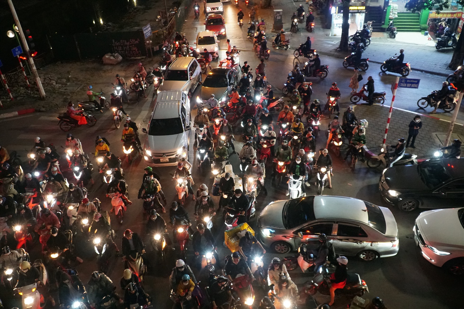 Tình trạng người dân không tuân thủ luật lệ giao thông, đi ngược chiều, lấn làn tại đường Trần Duy Hưng.