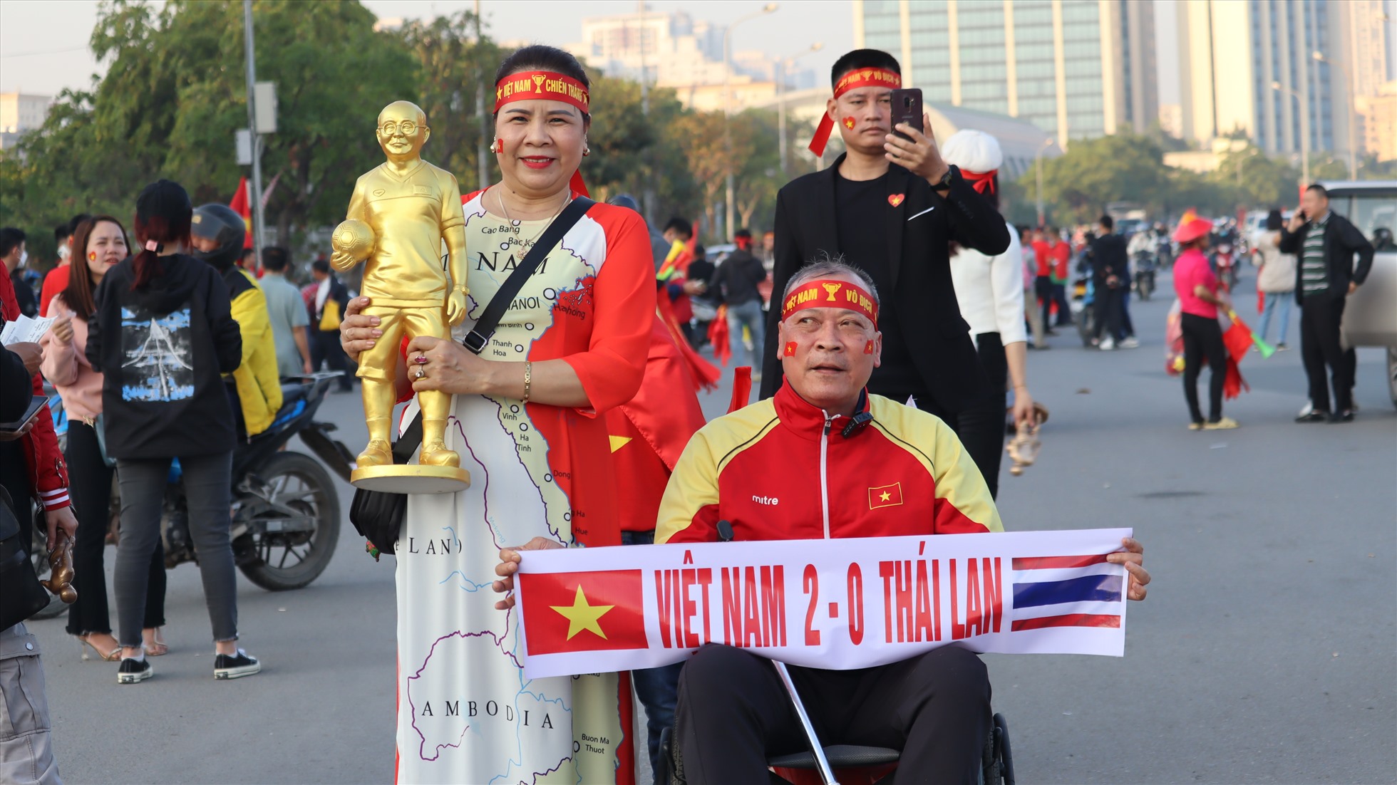 Vợ chồng anh Đinh Anh Tuấn đã đi cùng đội tuyển hàng chục năm qua, với tình yêu và niềm tự hào, luôn tin tưởng vào chiến thắng của Việt Nam.