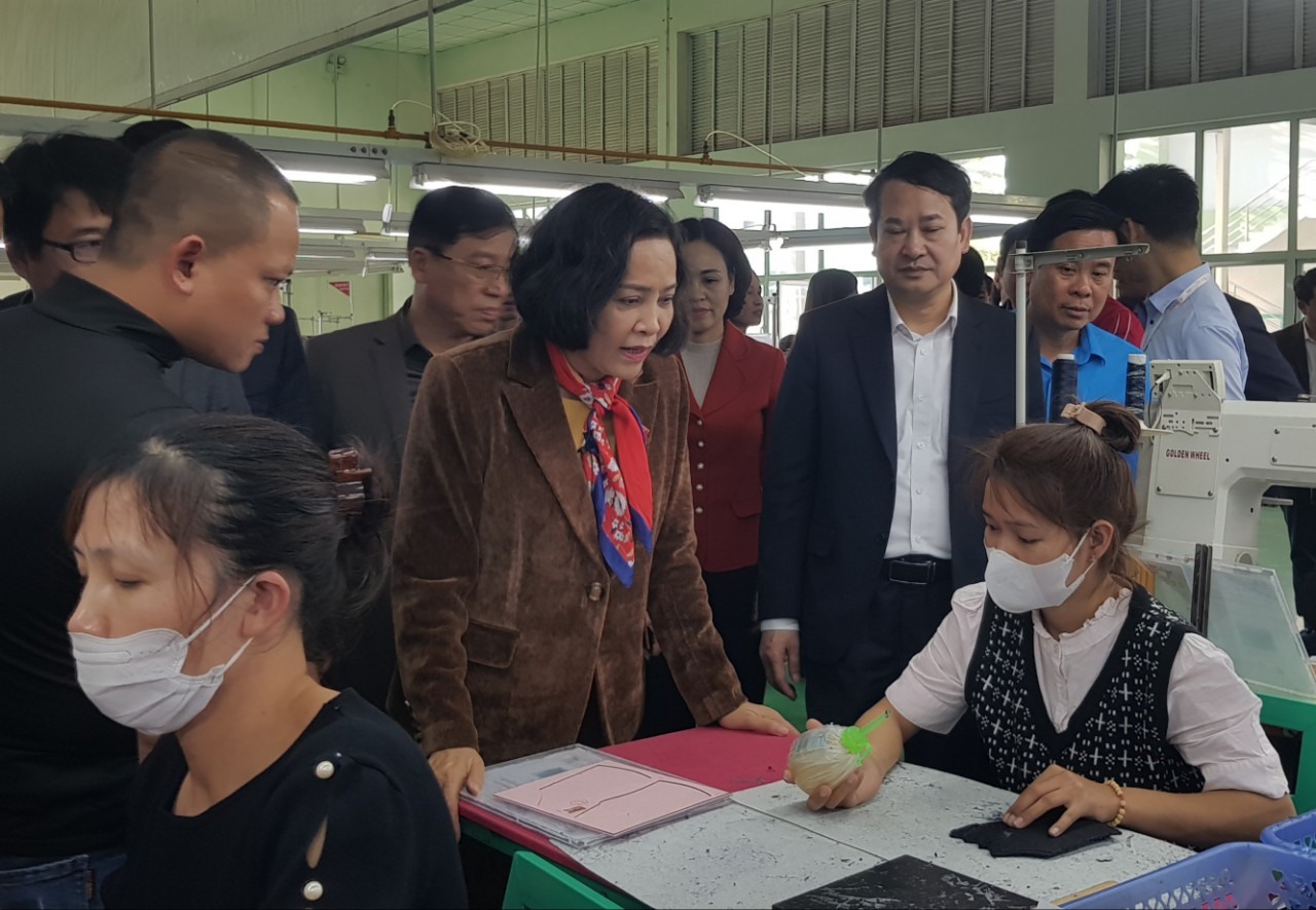 Bà Nguyễn Thị Thanh và Đoàn công tác thăm hỏi, động viên công nhân lao dộng tại
