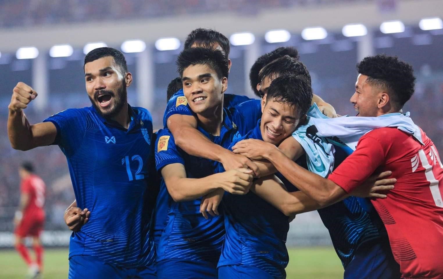 Đội tuyển Thái Lan khiến thủ thành Văn Lâm 2 lần phải vào lưới nhặt bóng.  Ảnh: Xuân Trang