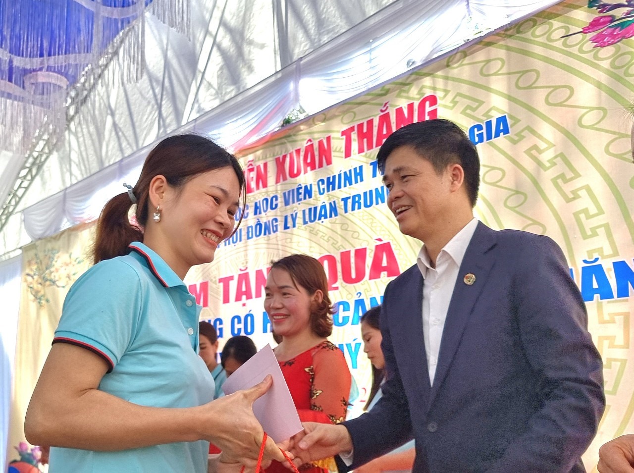 Phó Chủ tịch Tổng LĐLĐ Việt Nam Ngọ Duy Hiểu trao quà Tết cho công nhân lao động huyện Anh Sơn. Ảnh: Quang Đại