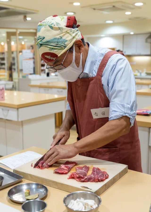Ông Masahiro Yoshida thái thịt bò trong lớp học nấu ăn ở Tokyo, Nhật Bản. Ảnh: Taro Karibe