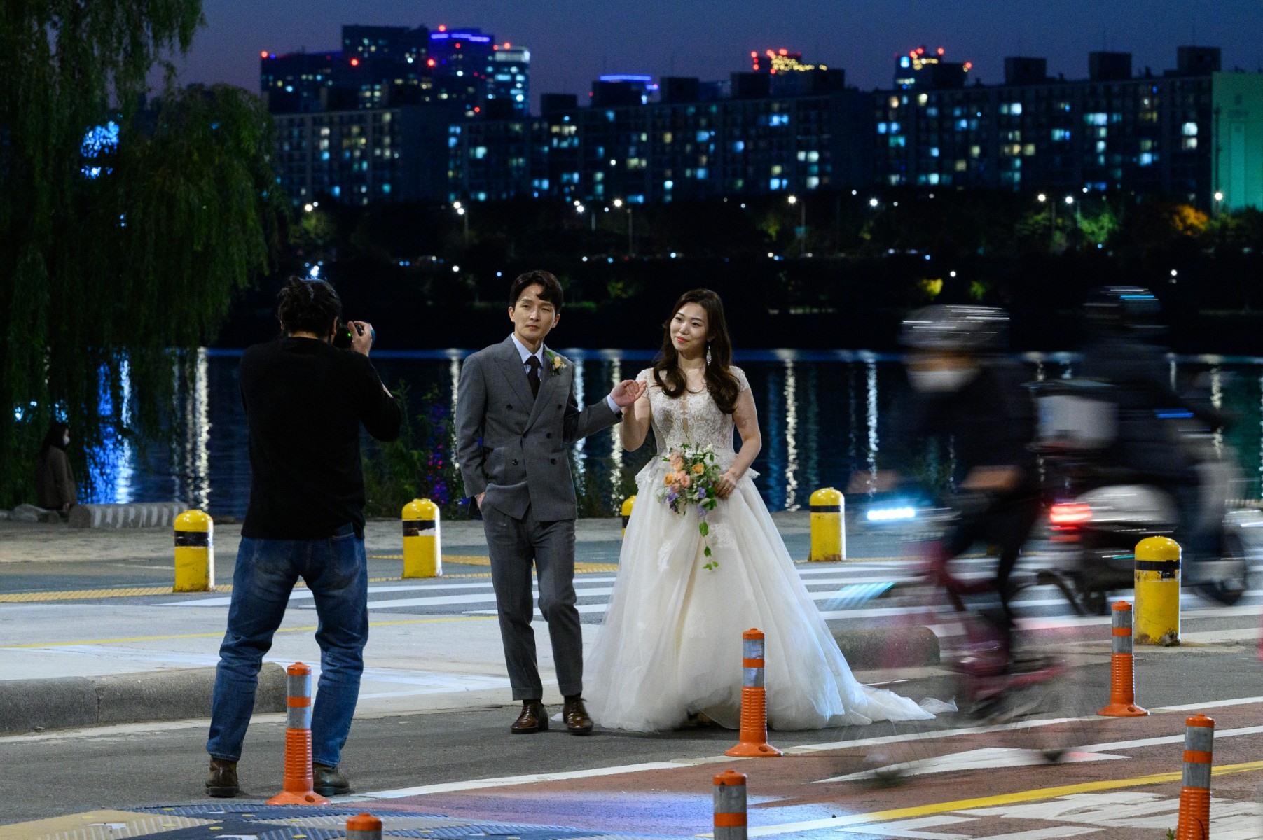 Cặp đôi chụp ảnh cưới trên một con đường ở Seoul, Hàn Quốc. Ảnh: AFP