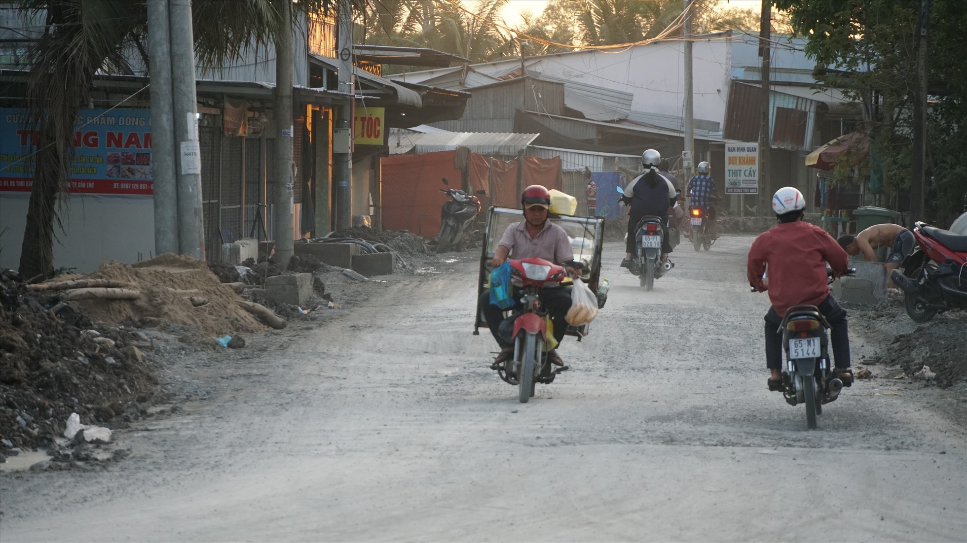 Ông Nguyễn Bé Bảy (54 tuổi) thường xuyên chở trái cây trên con đường này chia sẻ, đường được nâng cấp thì dân đi lại dễ dàng, nhưng bên cạnh đó cần có những giải pháp để khắc phục những tồn tại.