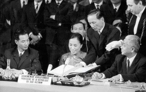 Bộ trưởng Ngoại giao Chính phủ lâm thời Cộng hòa Miền Nam Việt Nam Nguyễn Thị Bình ký Hiệp định Paris, ngày 27.1.1973. Ảnh: Tư liệu