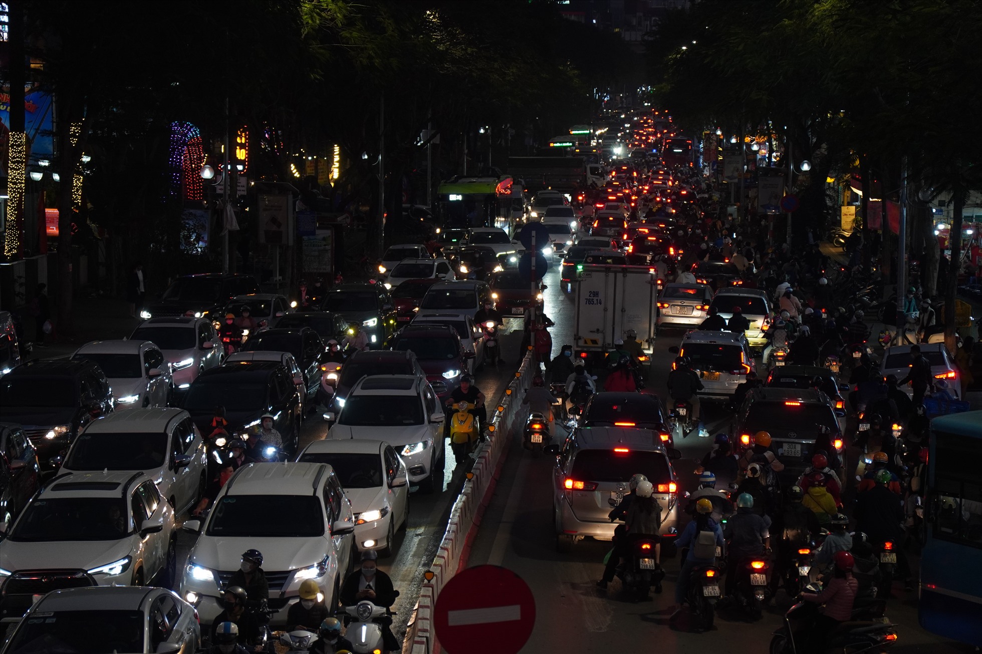Phố Thái Hà (quận Đống Đa) vào giờ tan tầm, tình trạng giao thông cũng rất tệ. Người dân di chuyển bằng ôtô cá nhân phải đi kiểu nhích từ ngã tư trước tới ngã tư sau mất hơn nửa giờ.