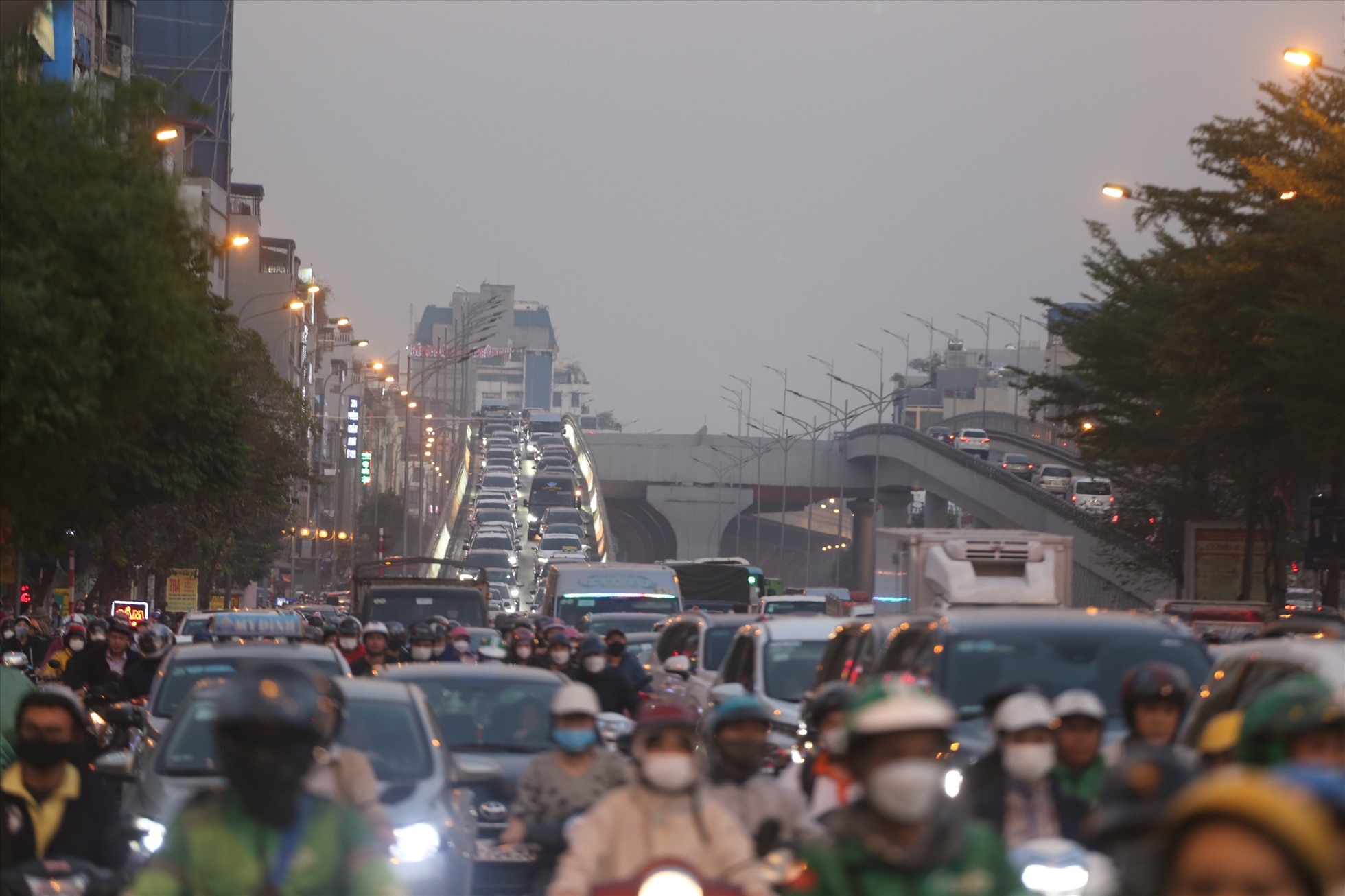 Hình ảnh trên phố Minh Khai sau ngày Hà Nội thông xe đường Vành đai 2 trên cao.