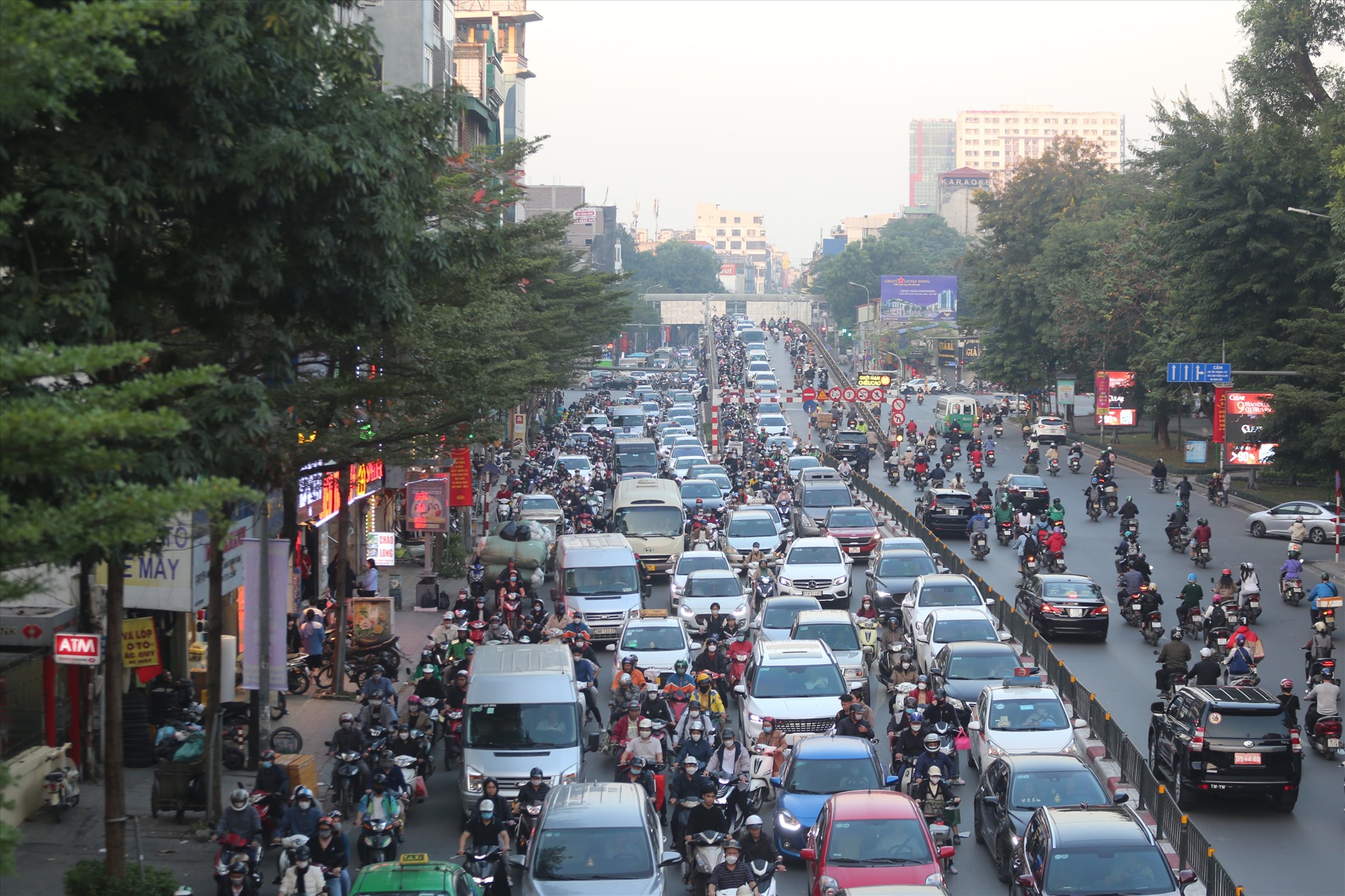 Các tuyến phố trung tâm quận Thanh Xuân, Hoàn Kiếm những ngày này luôn trong cảnh ùn ùn xe cộ. Trong ảnh là phố Tây Sơn.