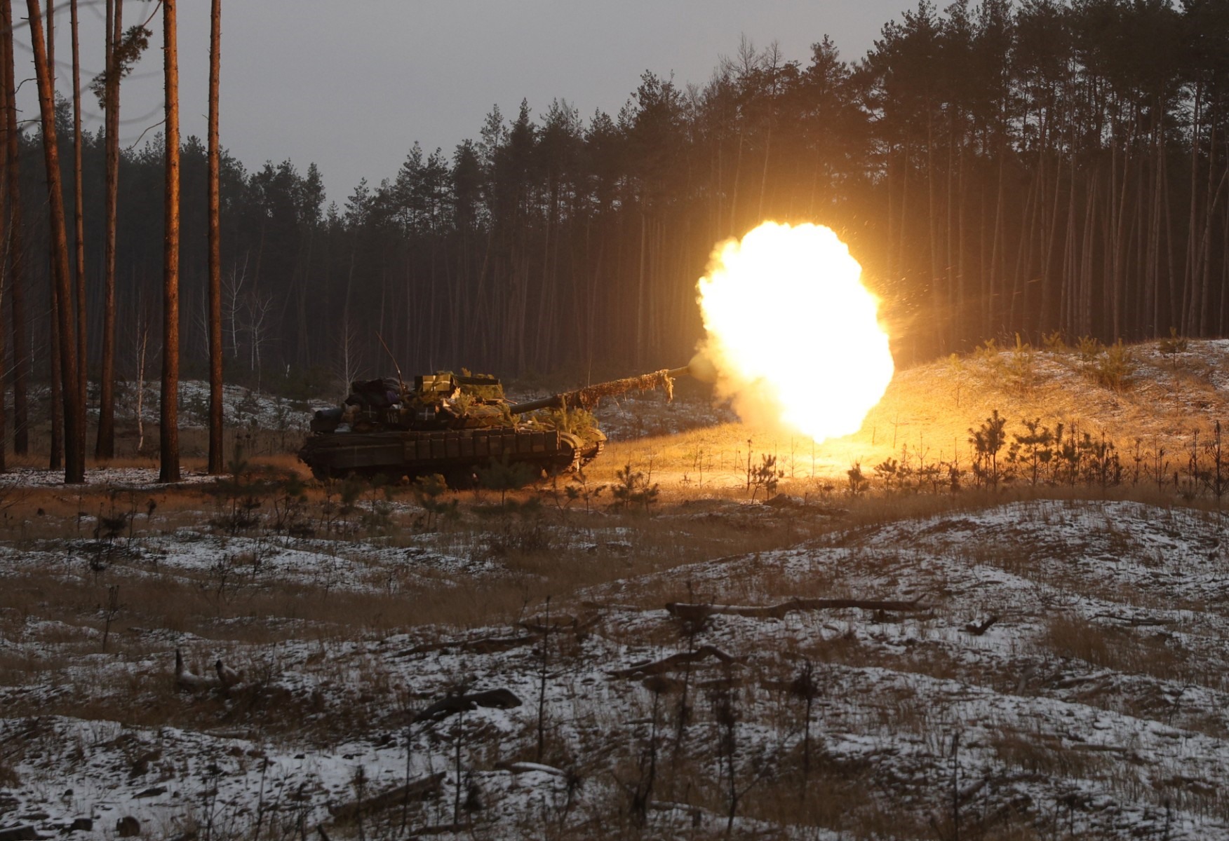 Xe tăng Ukraina bắn vào các vị trí của Nga gần Kreminna, vùng Lugansk. Ảnh: AFP