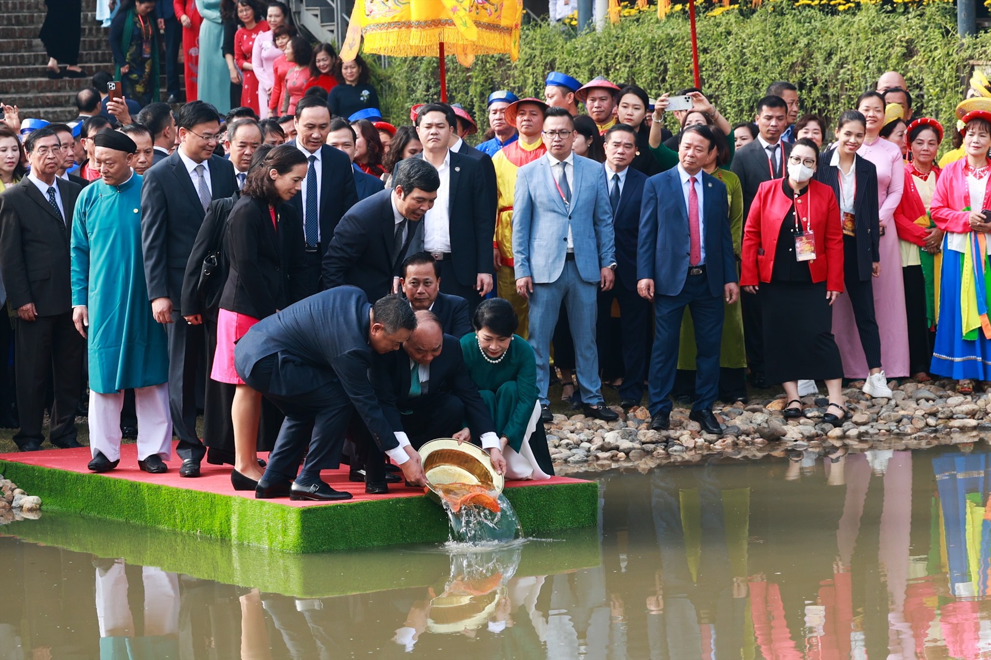 Sau khi tiến hành lễ dâng hương tại Điện Kính Thiên, Chủ tịch nước chủ trì nghi lễ thả cá chép truyền thống tại Hồ Sen - dấu tích dòng sông cổ trong khu di tích Hoàng thành Thăng Long. Ảnh: Hải Nguyễn