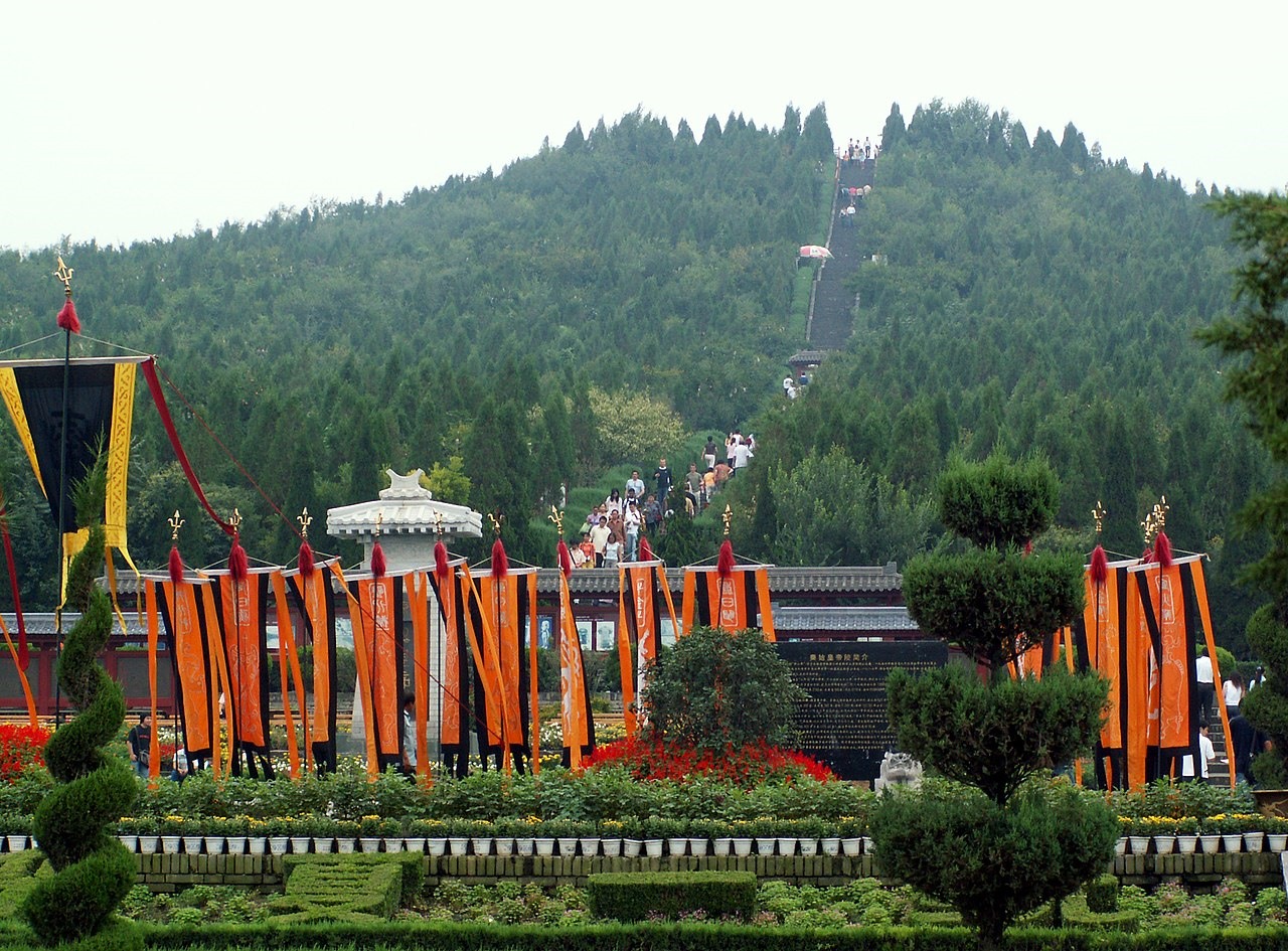 Toàn cảnh khu lăng mộ Tần Thủy Hoàng nhìn từ xa. Ảnh: Wiki