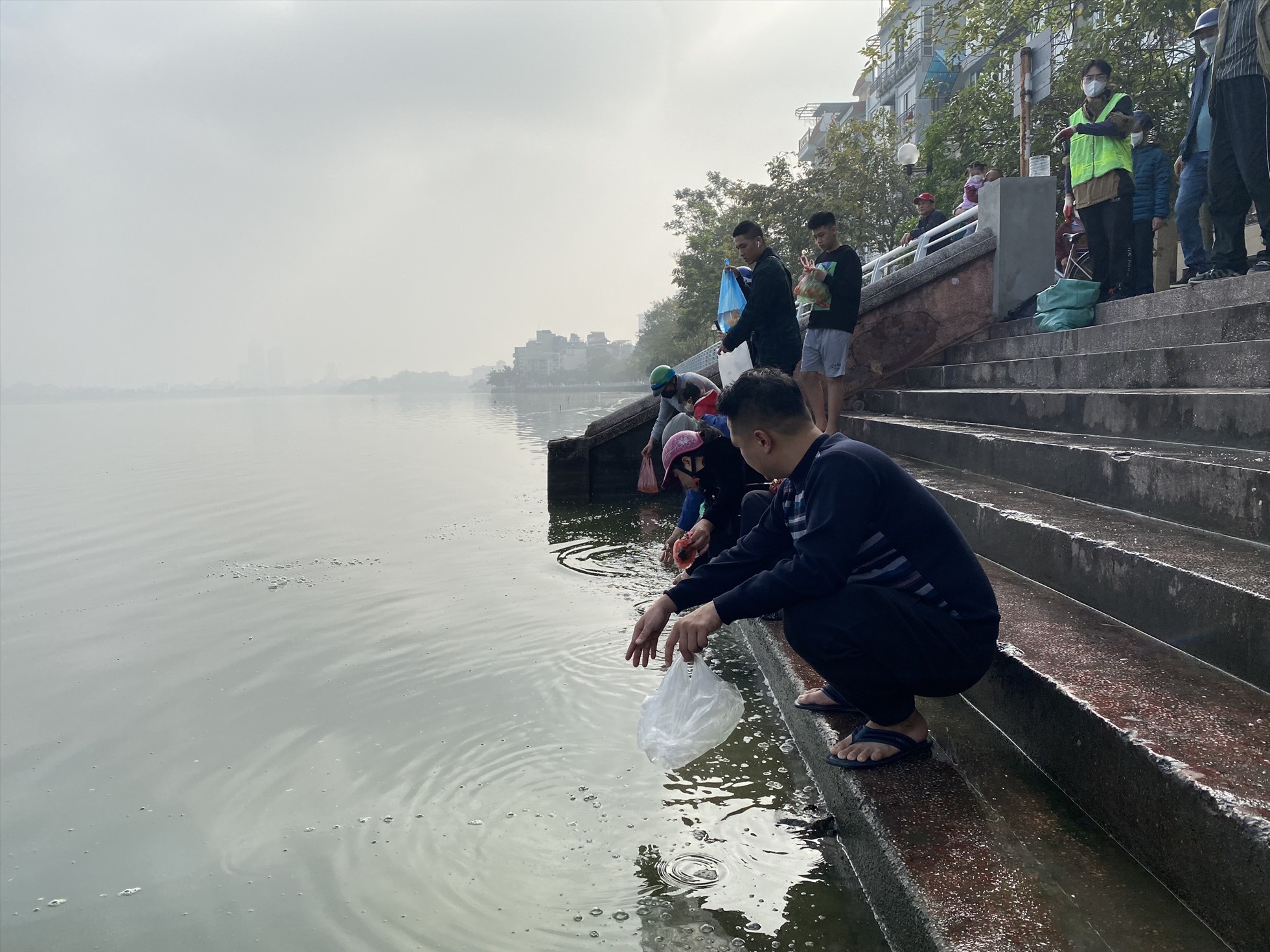 Người dân đến thả cá tại điểm 37 Trích Sài, Hồ Tây. Ảnh: Vĩnh Hoàng
