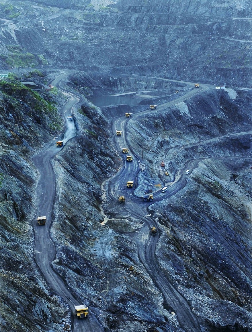 Những thập kỷ trước, than Cọc 6 là một trong những mỏ khai thác lộ thiên lớn nhất của ngành than. Ngày nay, việc khai thác càng ngày càng khó và tốn kém do phải xuống sâu hơn dưới lòng đất. Ảnh “Đường than” của tác giả Vũ Thế Hưng.