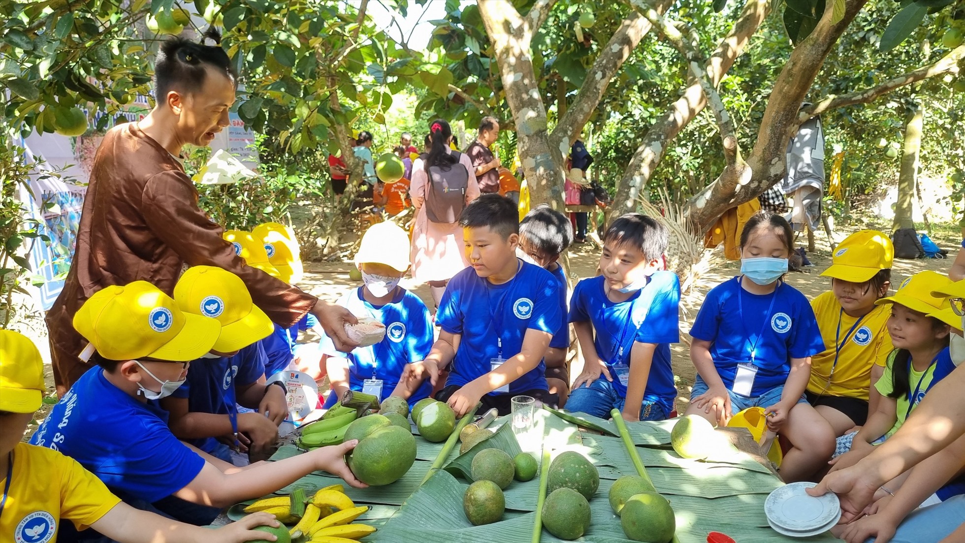 Du khách tham quan ở Làng du lịch cộng đồng ở Bình Thành. Ảnh: Ngọc Viên