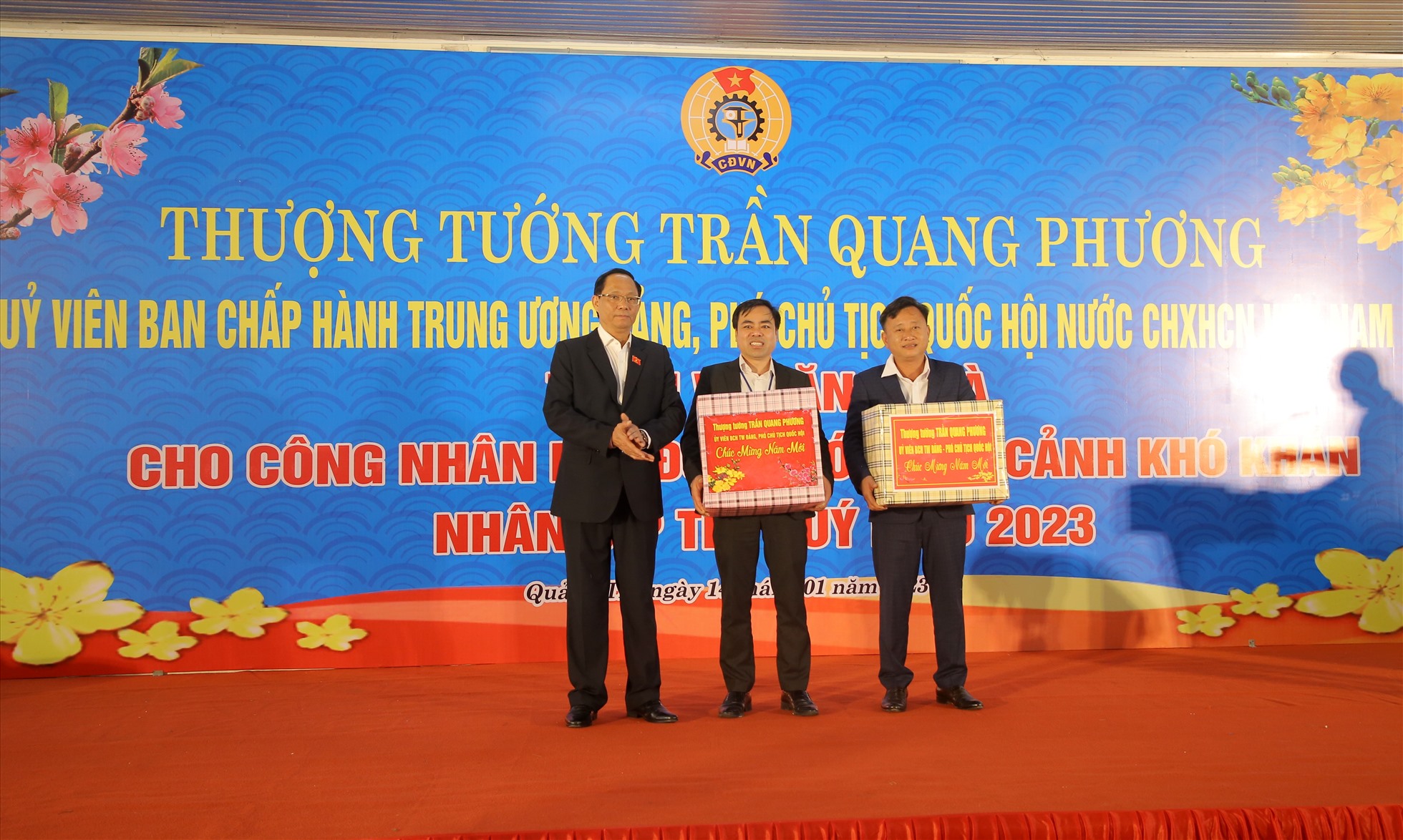 Thượng tướng Trần Quang Phương, Ủy viên Ban chấp hành Trung ương Đảng, Phó Chủ tịch Quốc hội tặng quà cho Công ty và Công đoàn cơ sở Công ty Cổ phần May và Thương mại Gio Linh.