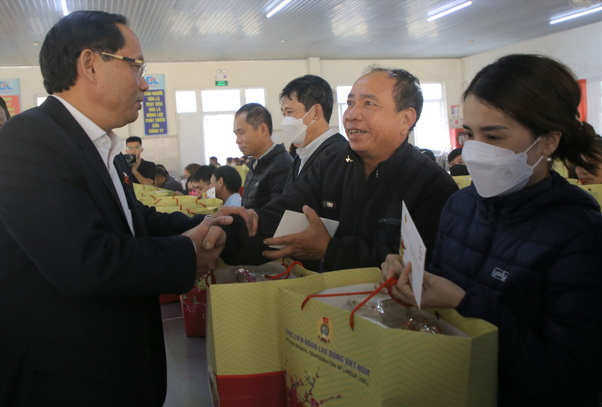Nhận được phần quà từ tay Thượng tướng Trần Quang Phương, Ủy viên Ban chấp hành Trung ương Đảng, Phó Chủ tịch Quốc hội, người lao động nở nụ cười tươi.