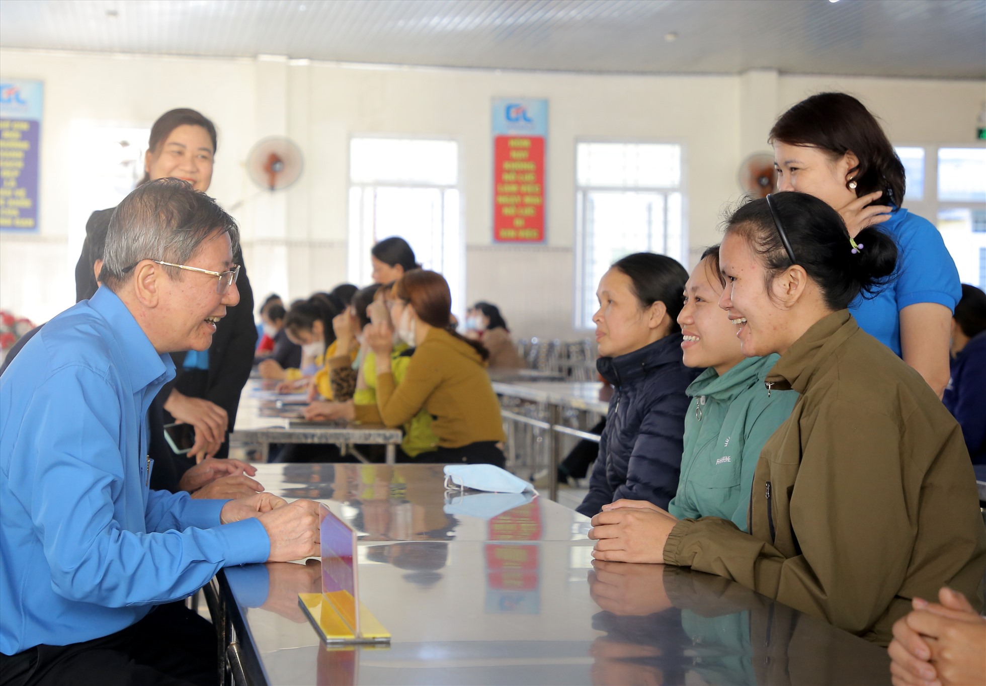 Ông Trần Thanh Hải – Phó Chủ tịch Thường trực Tổng LĐLĐ Việt Nam động viên, thăm hỏi về đời sống của các đoàn viên công đoàn là người lao động đang làm việc tại các nhà máy ở huyện Vĩnh Linh, tỉnh Quảng Trị.