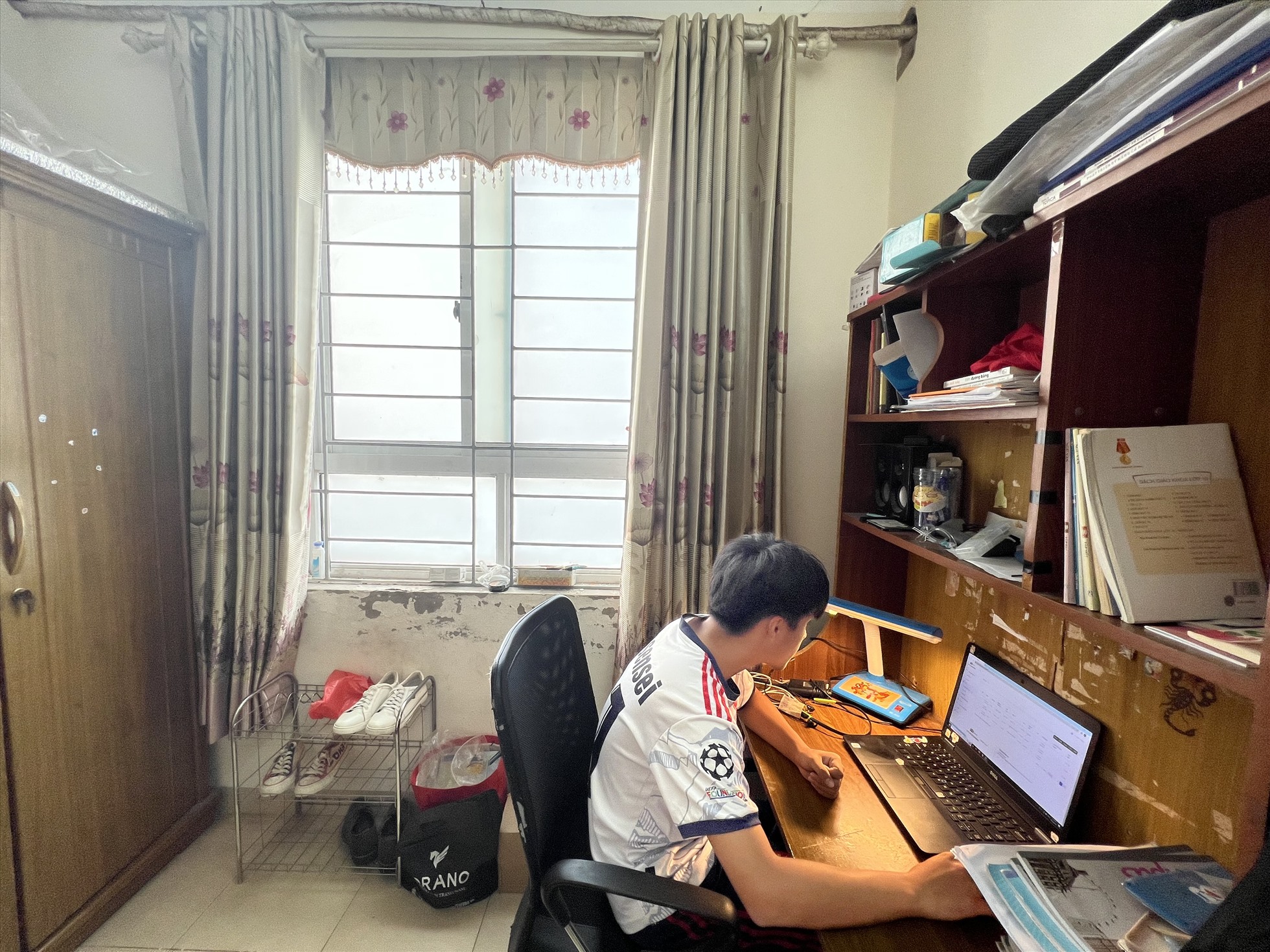 Nhiều người ở tuổi ngoài 40, con cái đã bước vào lớp 3 nhưng vẫn chưa thể mua nhà ở Hà Nội. Ảnh: Minh Hương.
