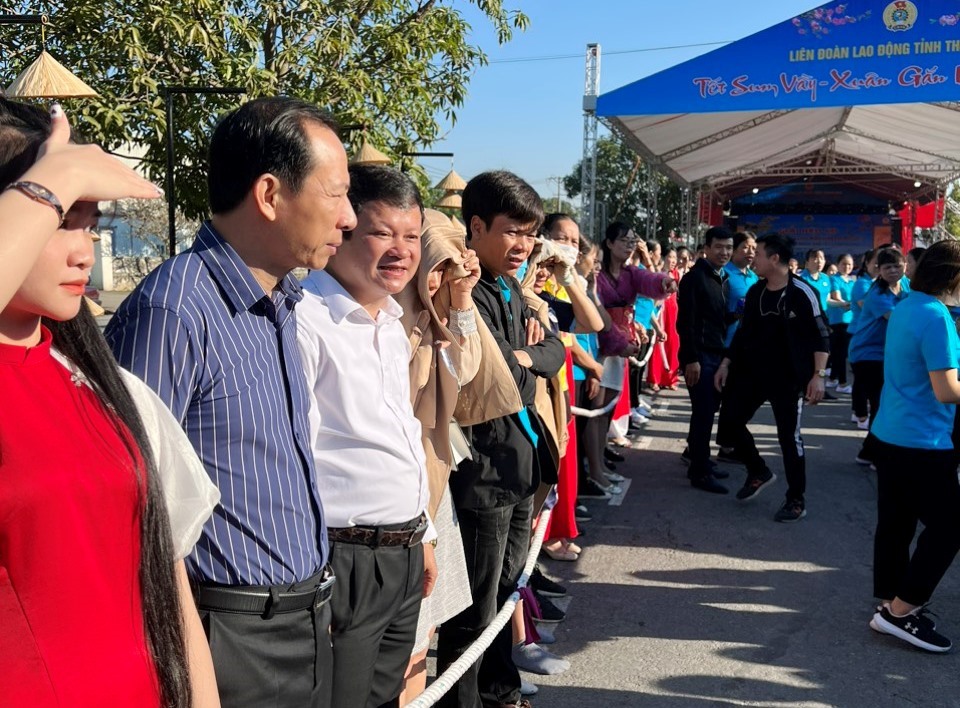 Đại diện lãnh đạo LĐLĐ tỉnh Thanh Hóa tham gia, cổ vũ hội thi kéo co tại Chợ Tết Công đoàn vào sáng ngày 14.1. Ảnh: Quách Du
