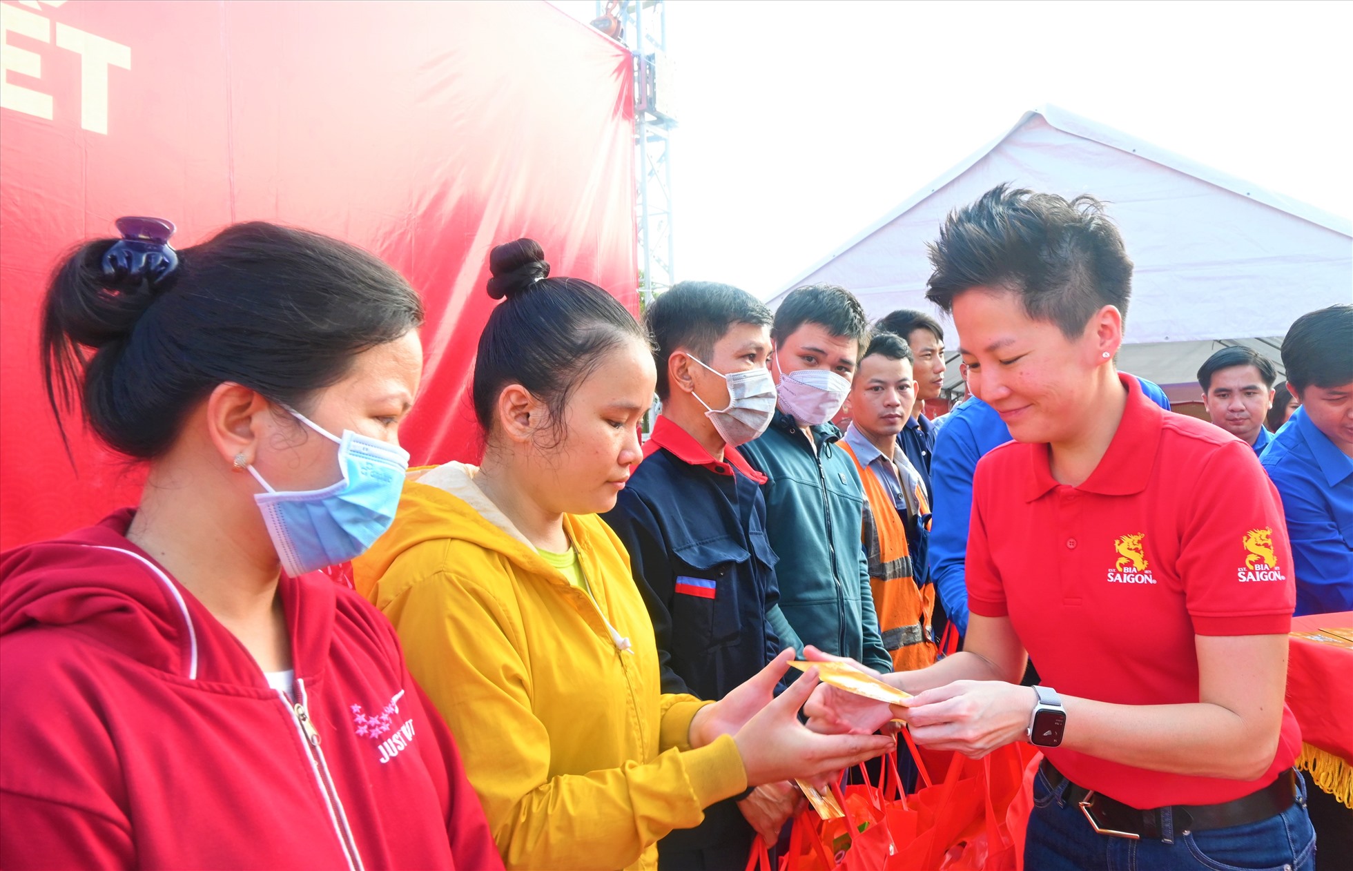 SABECO trao 500 phần quà cho công nhân lao động có hoàn cảnh khó khăn tại tỉnh Long An. Ảnh: Thành Nhân