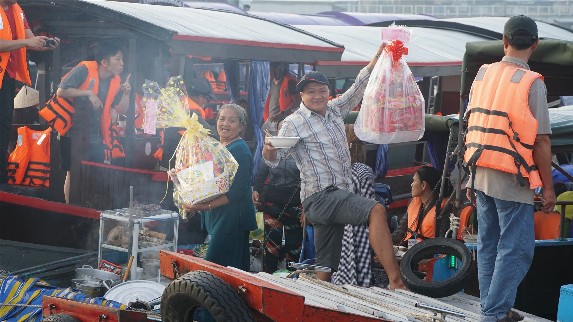 Nhận trên tay phần quà, bà Phạm Thị Ngọc buôn bán trên chợ nổi hơn 20 năm cho biết, bà cảm thấy rất vui, ấm lòng vì năm nào lãnh đạo TP cũng tổ chức thăm, tặng.