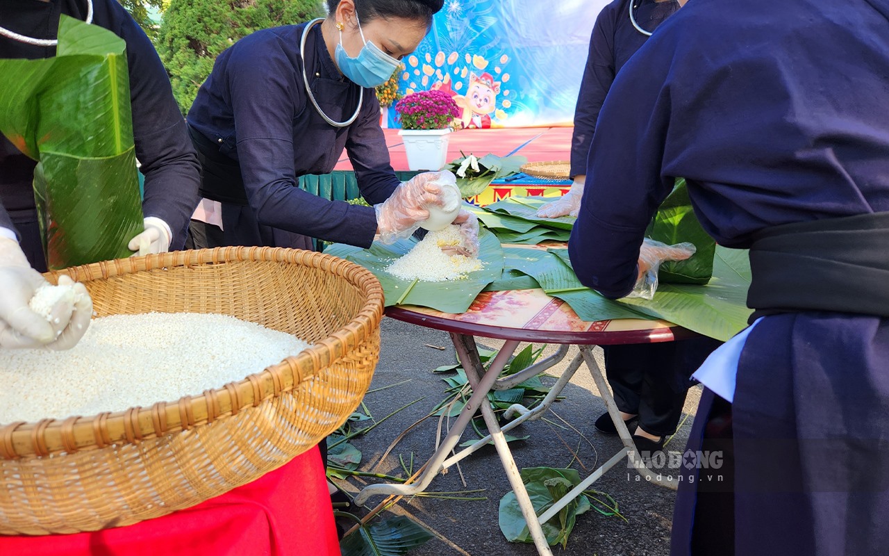 Những chiếc bánh chưng đầu tiên được gói.