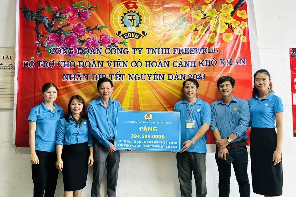 Lãnh đạo công đoàn khu công nghiệp khu vực Đồng Xoài – Đồng Phú trao bảng tượng trưng tiền hỗ trợ quà tết cho đoàn viên khó khăn công đoàn công ty TNHH Freewell, đại diện Ban chấp hành công đoàn công ty lên nhận.