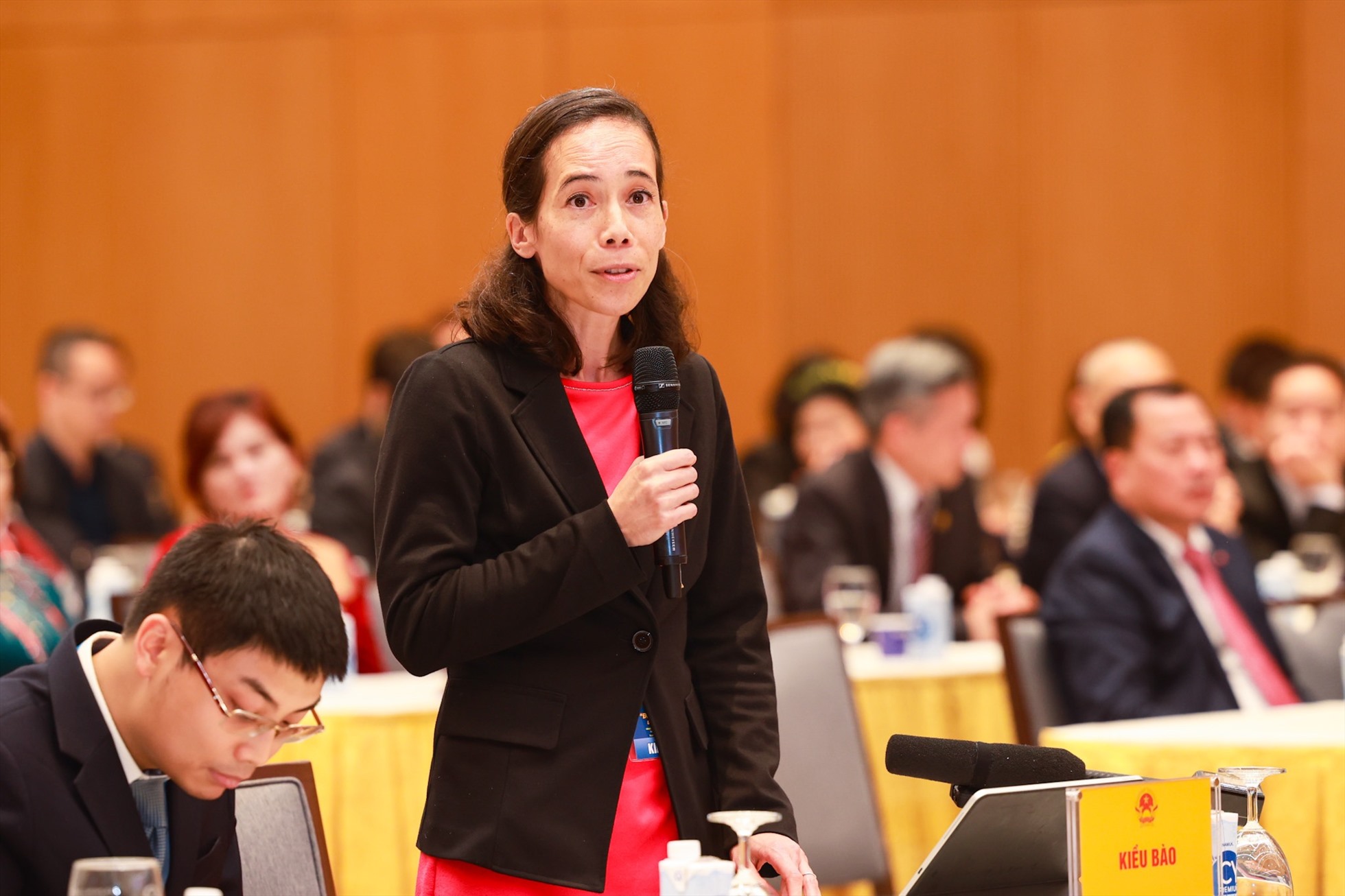 Trong ảnh, bà Aurélia Nguyen - Giám đốc chiến lược Chương trình của Liên minh Toàn cầu về vaccine và tiêm chủng (GAVI), nguyên Giám đốc điều hành cơ chế COVAX chia sẻ tại sự kiện. Ảnh: Hải Nguyễn