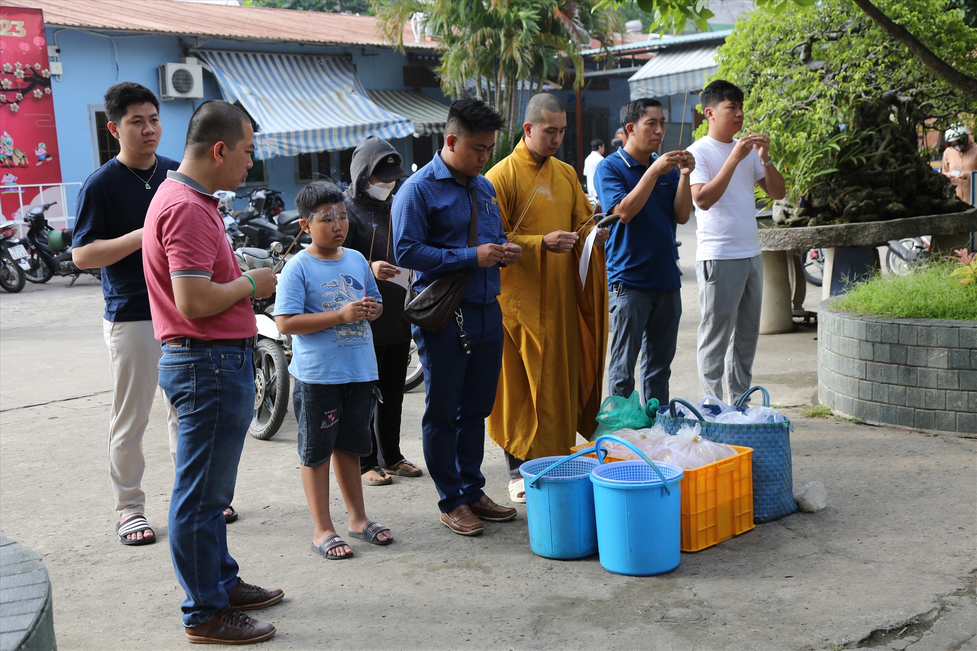 ại chùa Diệu Pháp (quận Bình Thạnh) là một trong những ngôi chùa thường đón nhiều người dân vào dịp này nhưng năm nay vắng người đến thả cá chép hơn.