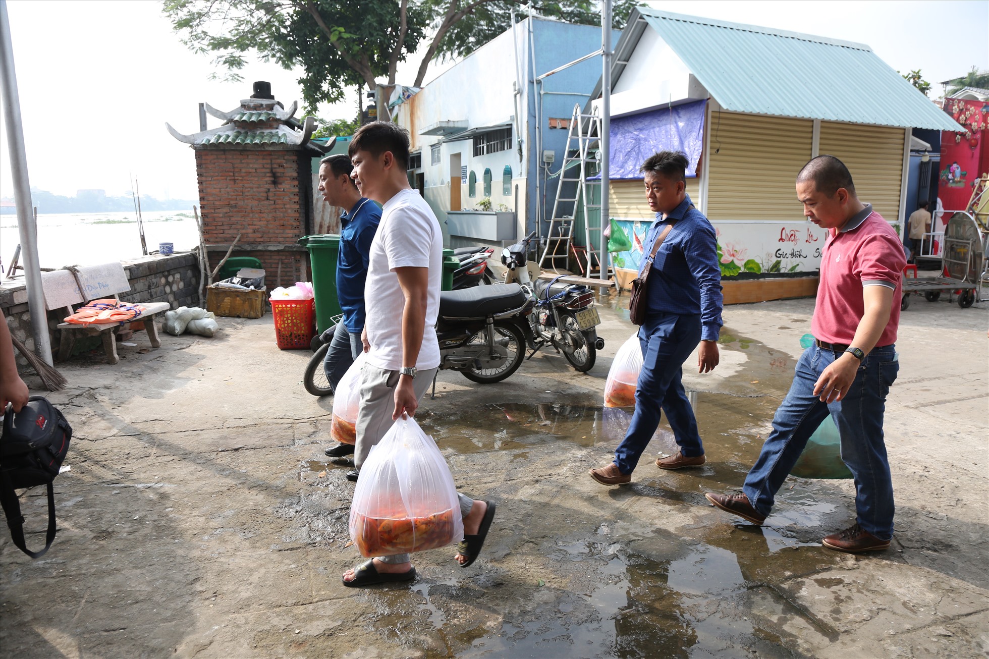 Như phong tục mọi năm, ngày 23 tháng Chạp âm lịch, nhiều người dân TPHCM làm mâm cỗ cúng tiễn ông Táo về chầu trời theo phong tục truyền thống dịp cuối năm.