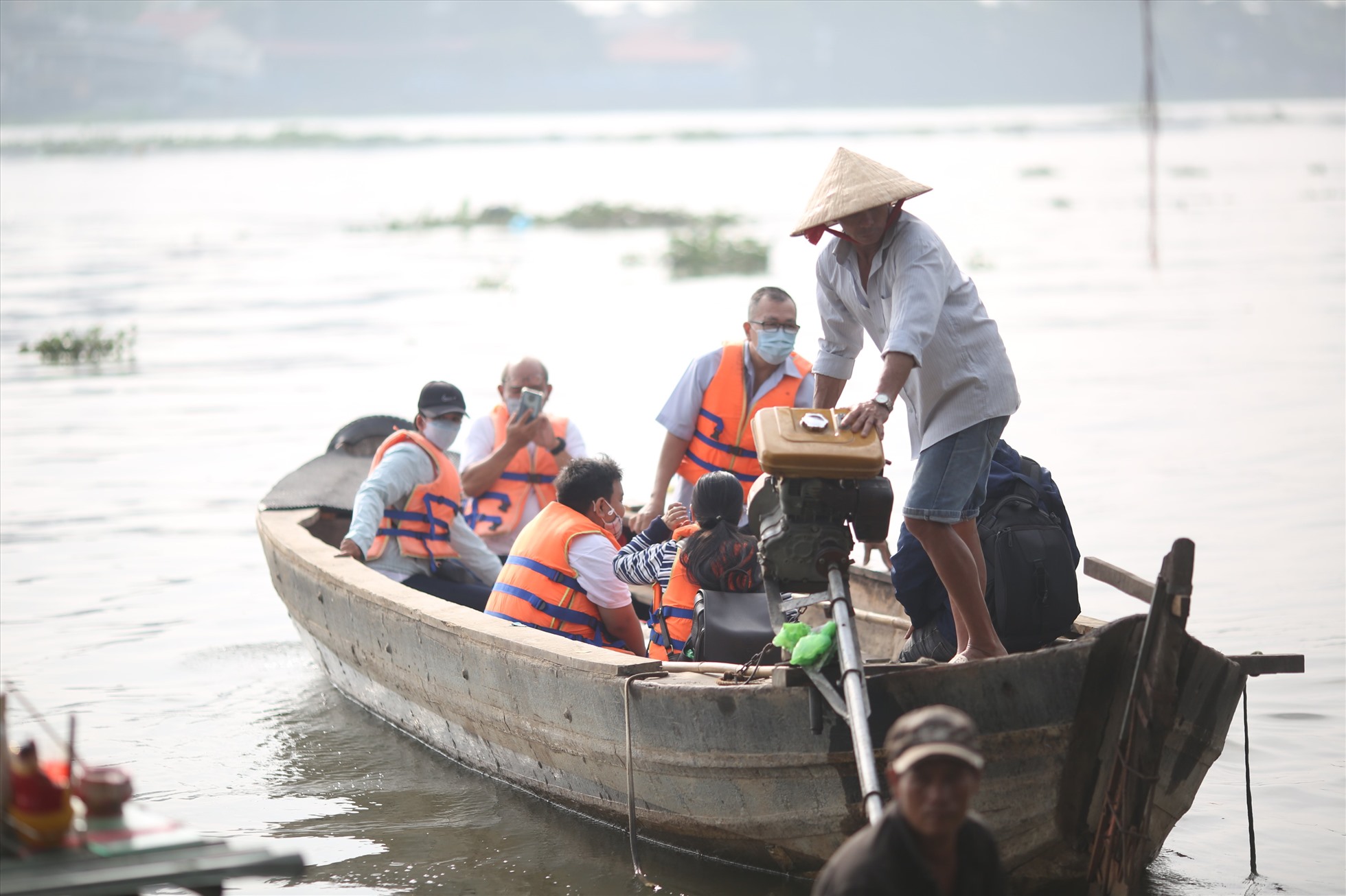 Nhiều người dân lái thuyền cũng có thêm thu nhập nhờ hoạt động đưa khách ra sông thả cá chép. Người dân đi thuyền cũng đảm bảo an toàn khi mặc áo phao đúng quy định.