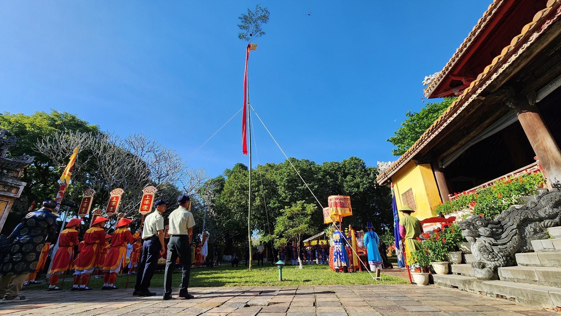 Lễ dựng nêu được tổ chức vào đúng ngày tiết trời xứ Huế nắng ấm nên đã thu hút đông đảo du khách cùng tham dự.