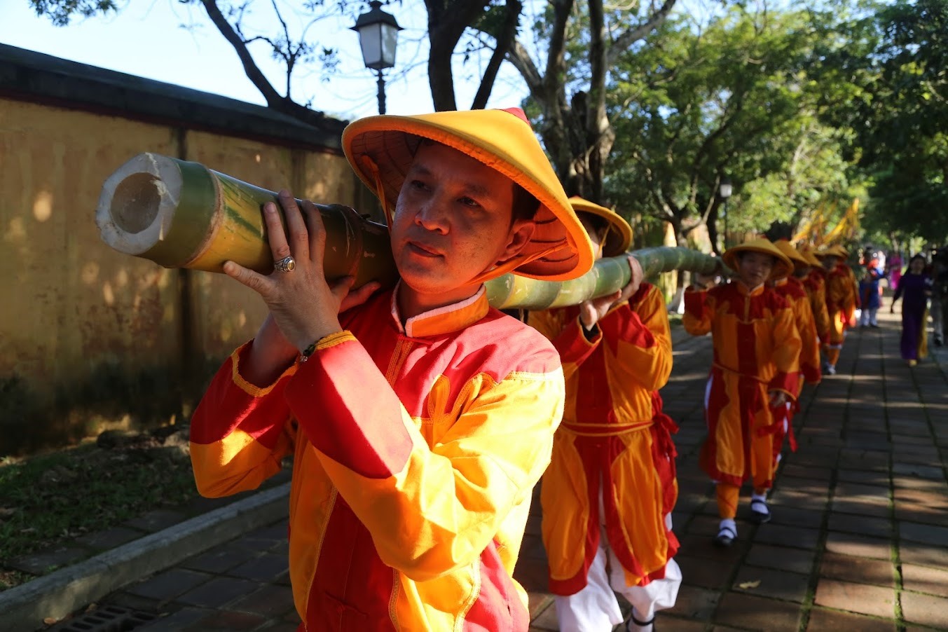 Lễ dựng nêu tại Hoàng cung Huế đã được Trung tâm Bảo tồn Di tích Cố đô Huế tái hiện theo một cách thức mới trên cơ sở nghiên cứu và dàn dựng thích nghi trên chất liệu truyền thống vào vào sáng 23 tháng Chạp hàng năm, từ năm 2015. Trên cơ sở chất liệu cung đình, tác giả đã xây dựng một kịch bản có tính nghi thức về dựng nêu trong chốn hoàng cung, nhằm tạo nên một sinh hoạt có tính điểm nhấn, đồng thời tạo ra không khí vui tươi vào dịp mở đầu Tết Nguyên đán.