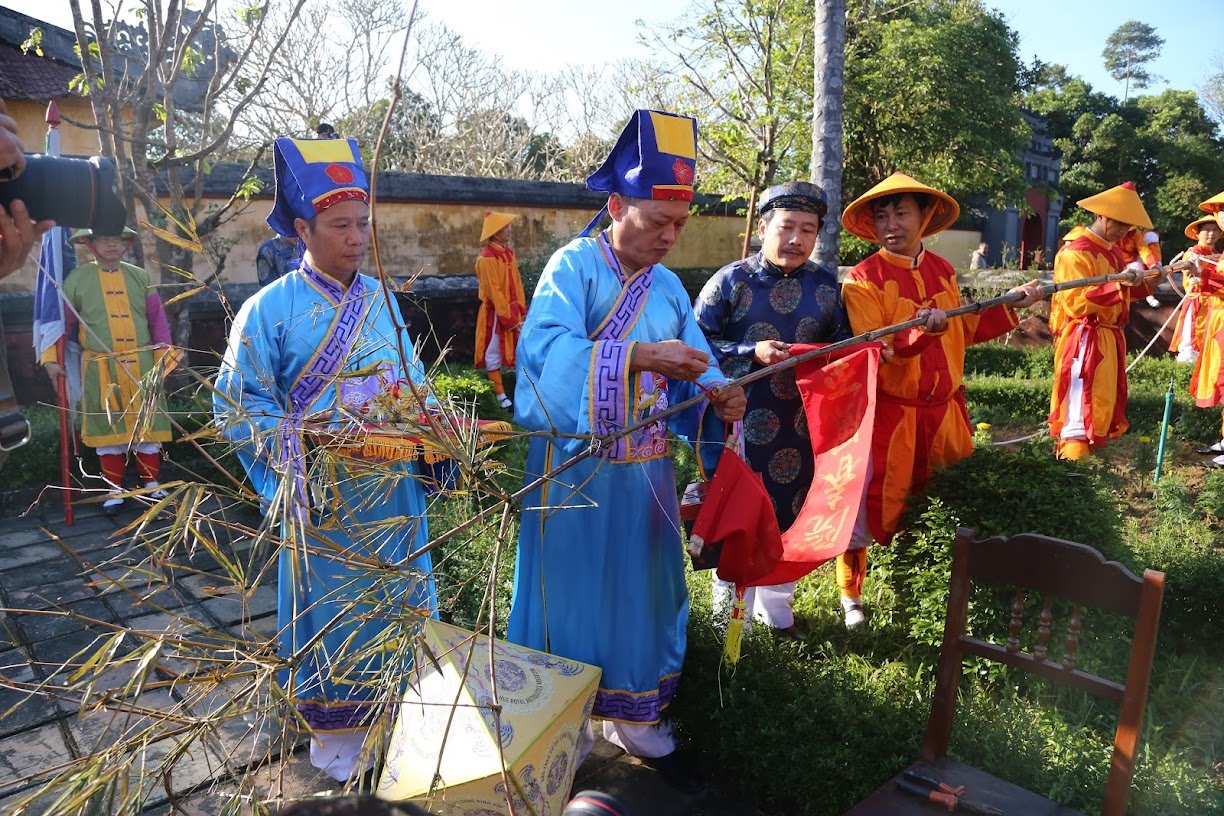 vào thời Nguyễn, lễ dựng nêu được tổ chức bài bản khi ngoài phướn đỏ, trên ngọn nêu còn treo ấn tín, đoản kiếm, bút lông biểu trưng cho việc phong ấn báo hiệu triều đình nghỉ ngơi khi Tết đến.