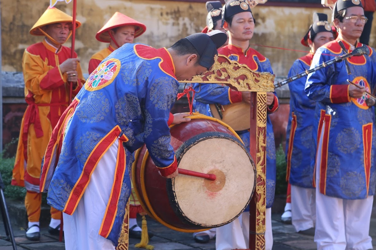 Trong đời sống cung đình ở Huế, trước ngày Tết người ta làm lễ “Thướng tiêu” tức dựng nêu để báo hiệu ngày Tết đã tới. Chữ Tiêu (標) trong Thướng tiêu (上標) có nghĩa là “ngọn cây” nơi cao nhất dễ nhìn thấy [1]. Trước ngày Tết, triều đình làm lễ Thướng tiêu tức lễ “lên nêu” để đánh dấu cho biết ngày Tết đã tới. Mục đích ban đầu để mừng ngày Tết, rồi sau đó cúng những Thần linh để phù hộ cho người nhà được bình an, cầu tổ tiên phù hộ cho con cháu, ngoài ra còn để trừ tà ma gây hại. Triều đình dựng nêu cũng để cầu cho mưa thuận gió hòa, cho dân chúng làm ăn thuận lợi.