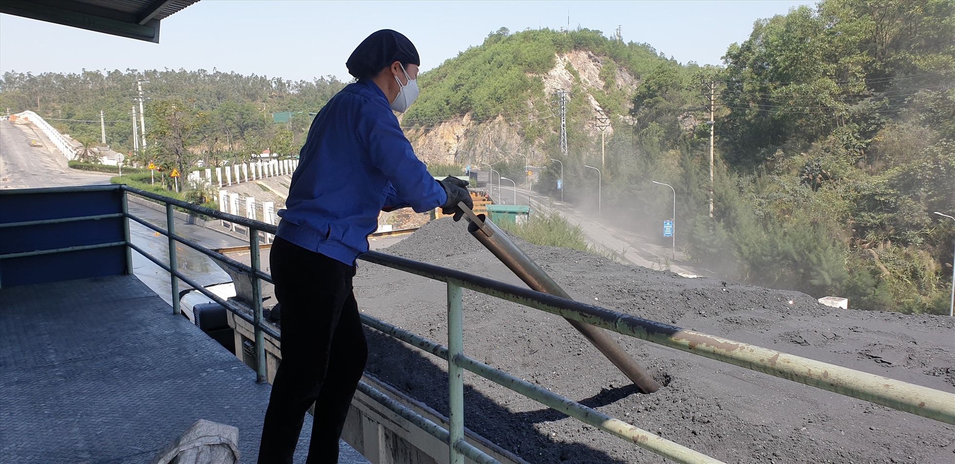Lấy mẫu than trước khi đưa ra sà lan tại Cảng làng Khánh của Công ty tuyển than Hòn Gai. Ảnh: Nguyễn Hùng