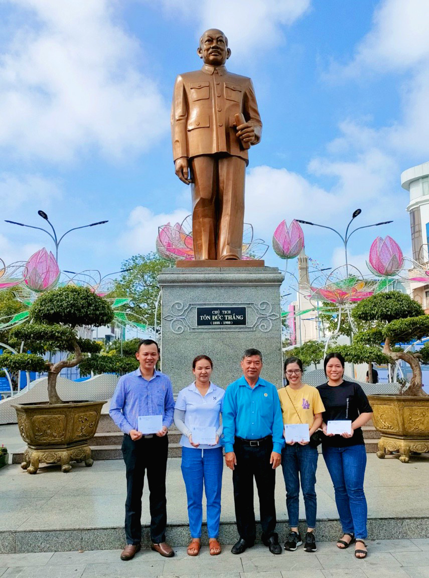 Thậm chí, còn tổ chức trao thưởng ngay dưới chân tượng đài Chủ tịch Tôn Đức Thắng nằm tại vị trí trung tâm của TP. Long Xuyên. Ảnh: Lục Tùng