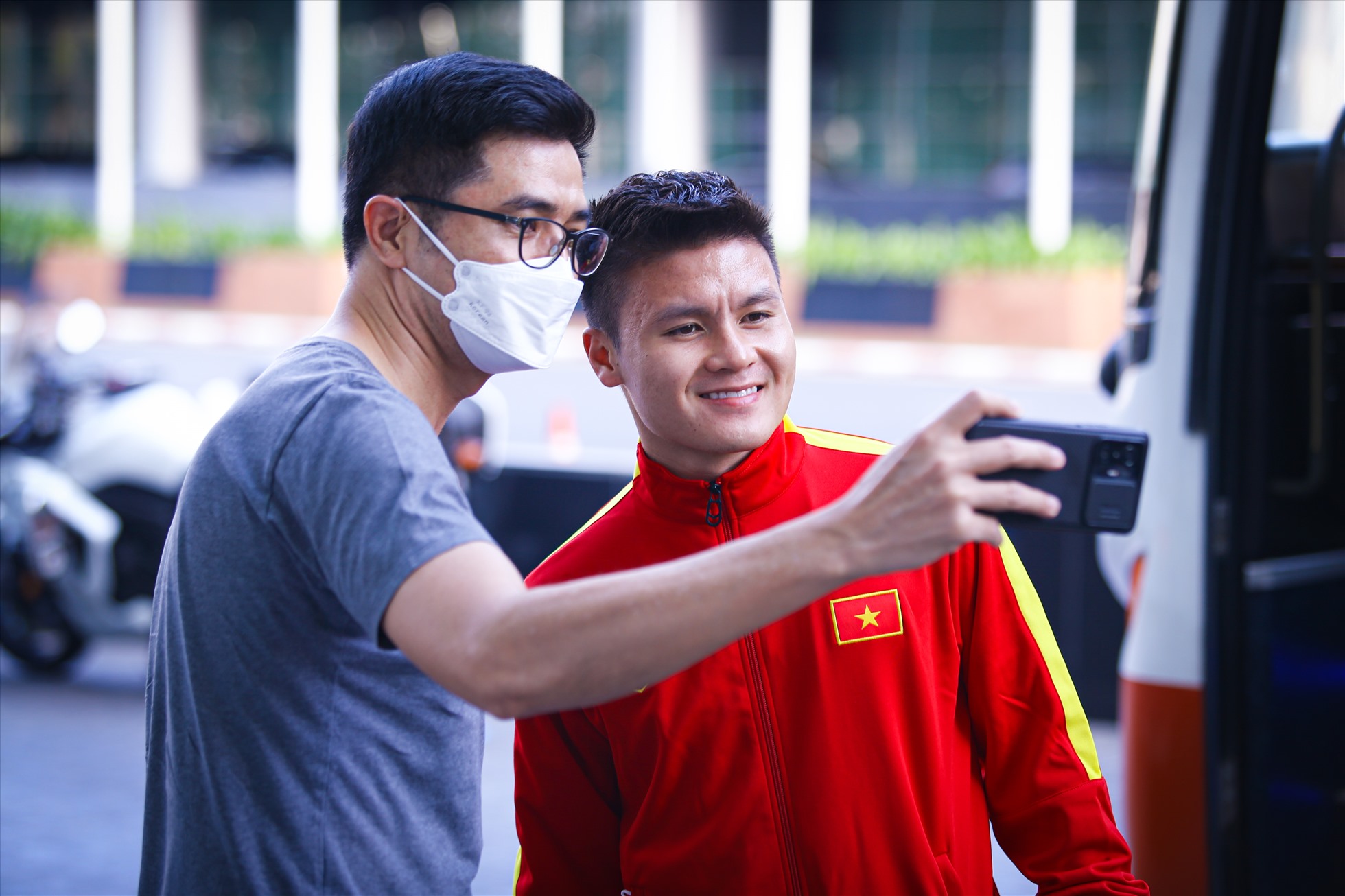 Quang Hải vẫn là nhân tố nổi bật của đội tuyển Việt Nam.  Người hâm mộ đã chờ đợi để xin một bức ảnh với anh ấy.