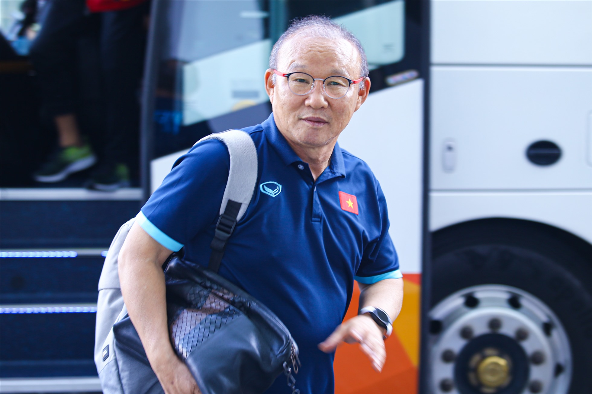 Như thường lệ, huấn luyện viên Park Hang-seo là người xuống xe buýt đầu tiên. Chiến lược gia người Hàn Quốc đang có tâm lý thoải mái trước trận cuối cùng dẫn dắt tuyển Việt Nam.