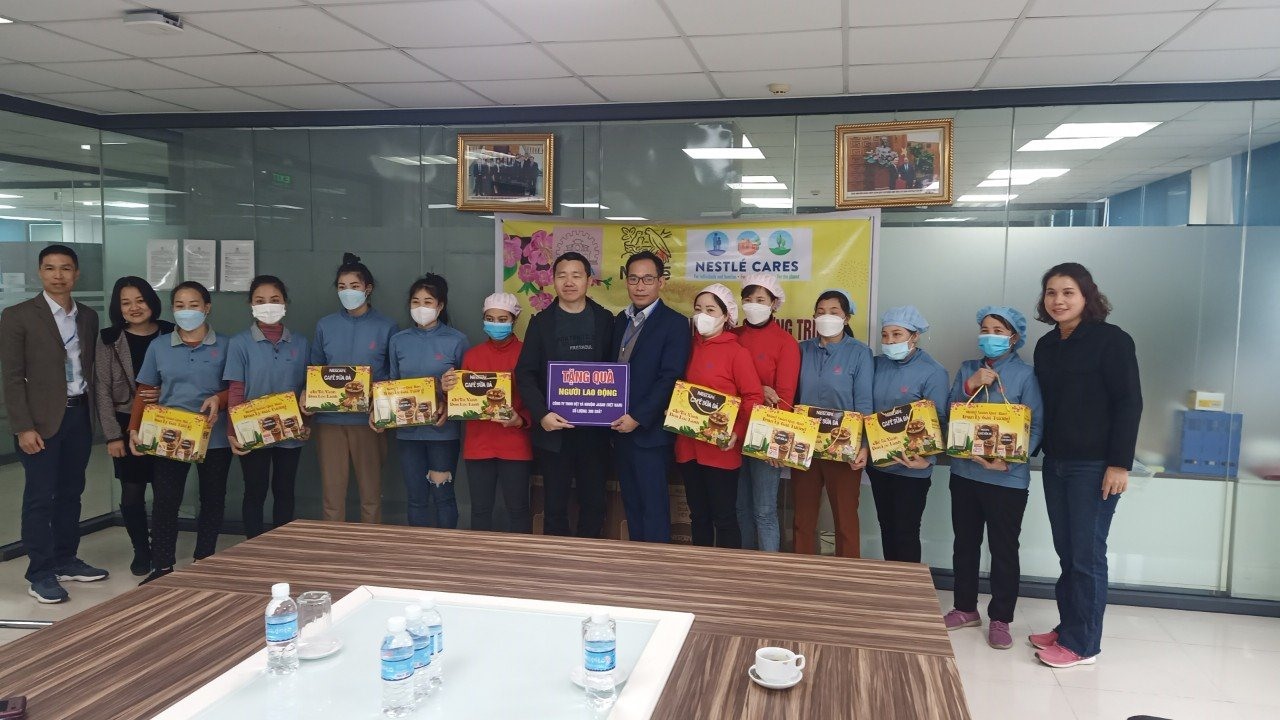 Đại diện Nestlé Việt Nam và Lãnh đạo Ban quản lý các Khu công nghiệp tỉnh Hưng Yên trao tặng quà tết tới công nhân có hoàn cảnh khó khăn tại Khu công nghiệp.