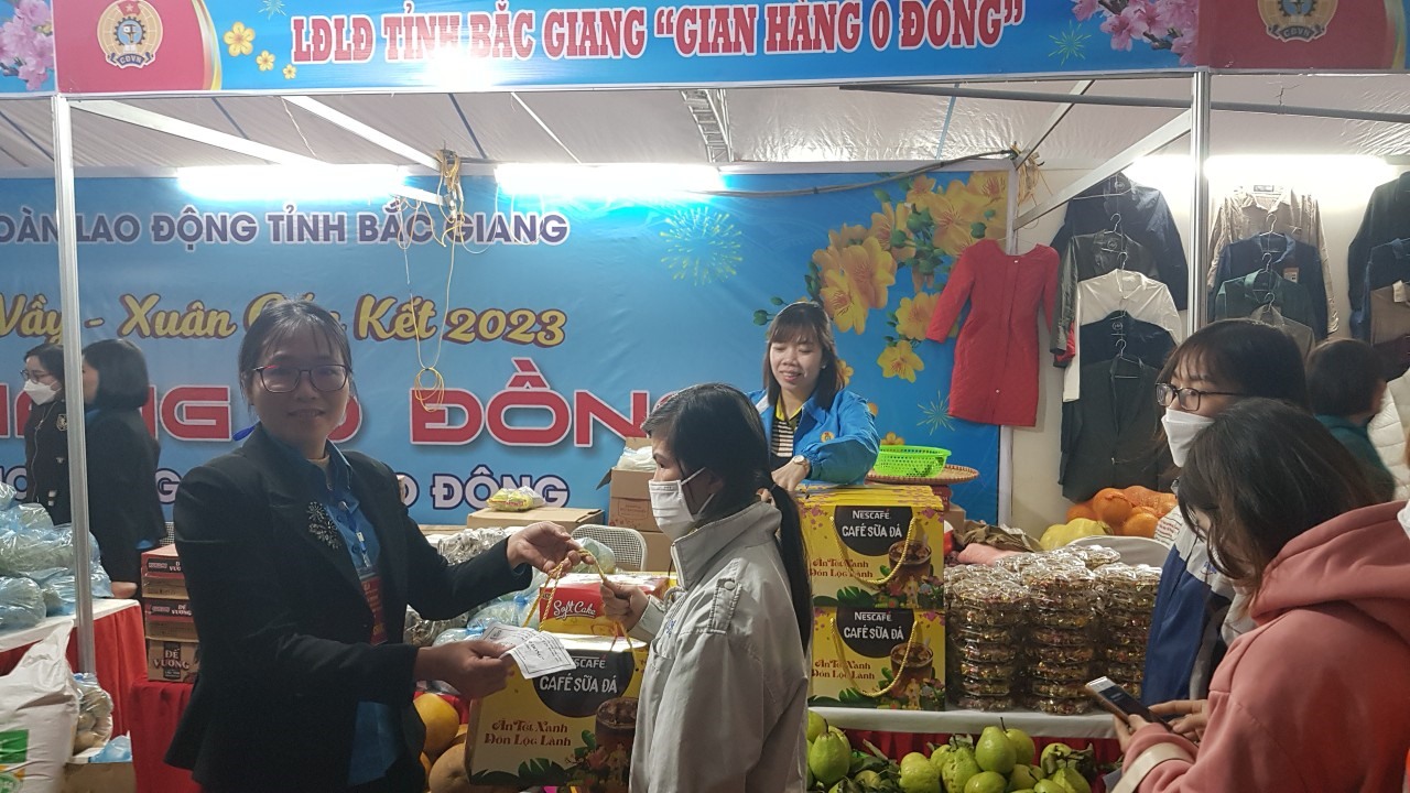 Nestlé Việt Nam đồng hành cùng Quỹ XHTT Tấm Lòng Vàng hỗ trợ quà tết đến công nhân có hoàn cảnh khó khăn_2