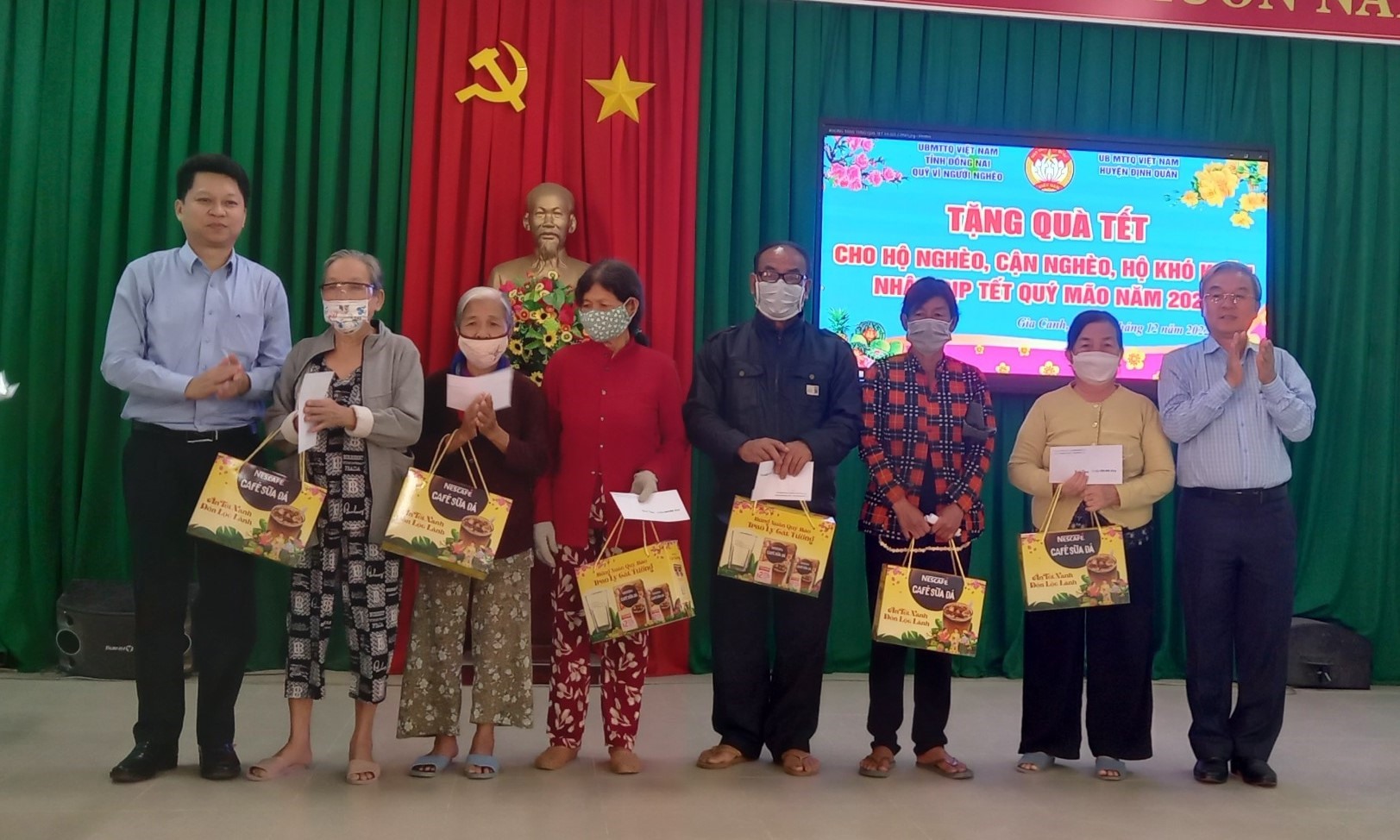 Nestlé Việt Nam đồng hành Ủy ban Mặt trận Tổ quốc tỉnh Đồng Nai tặng quà tết đến gia đình có hoàn cảnh khó khăn.