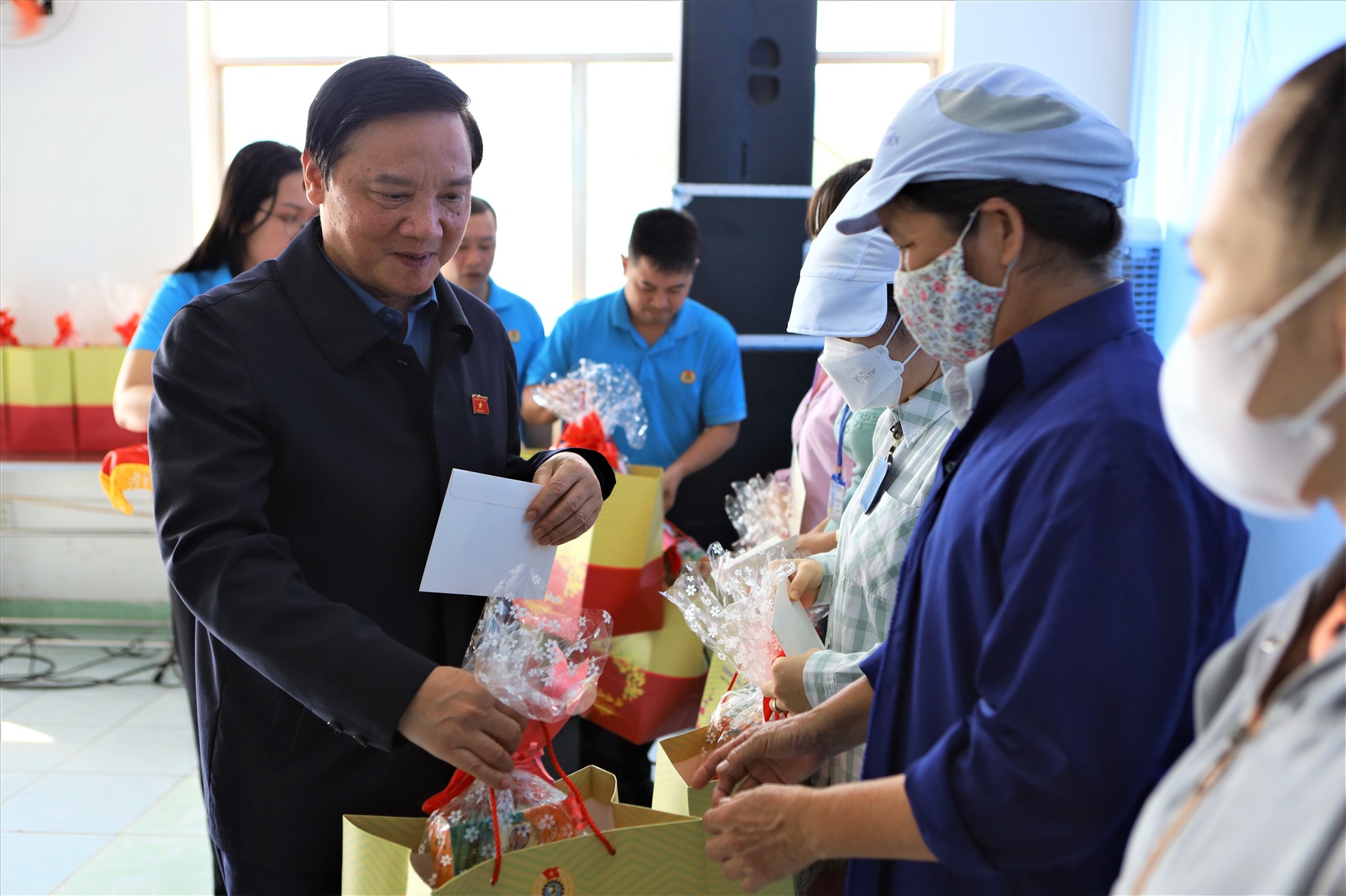 Phó chủ tịch Quốc hội Nguyễn Khắc Định trao quà Tết cho công nhân Bình Thuận. Ảnh: Duy Tuấn