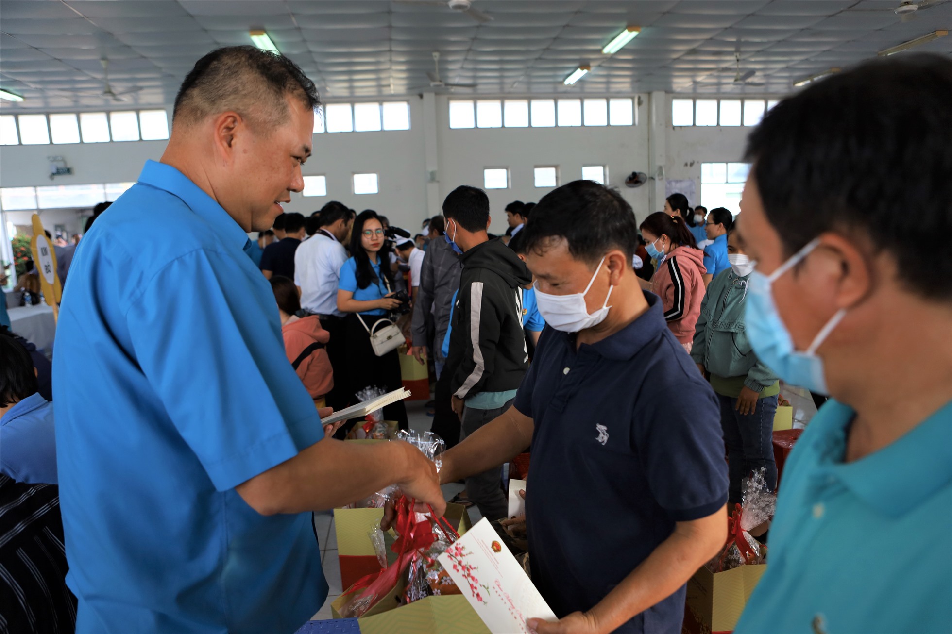 Đồng chí Nguyễn Minh Dũng, trưởng ban tài chính Tổng liên đoàn lao động Việt Nam trao quà cho công nhân. Ảnh: Duy Tuấn